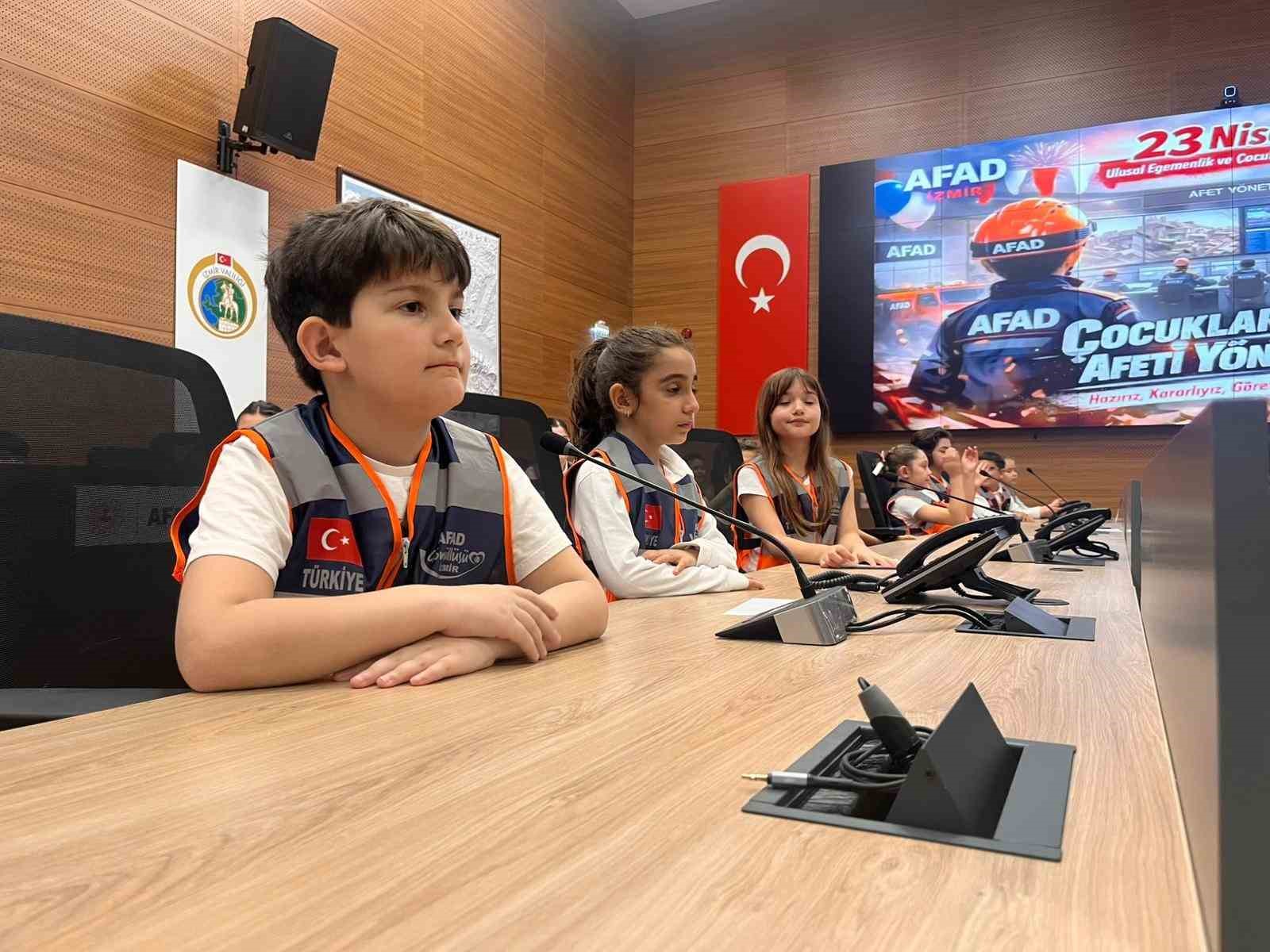 İzmir’de çocuklar 23 Nisan etkinliklerinde kriz yönetiminin başına geçti

