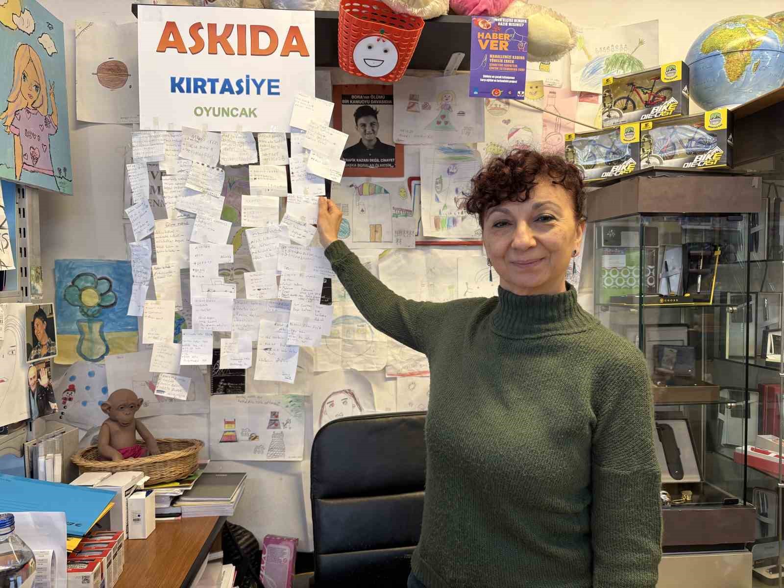 İzmir’de defter ve kalemler ‘askıda kırtasiye’ ile sahiplerini buluyor
