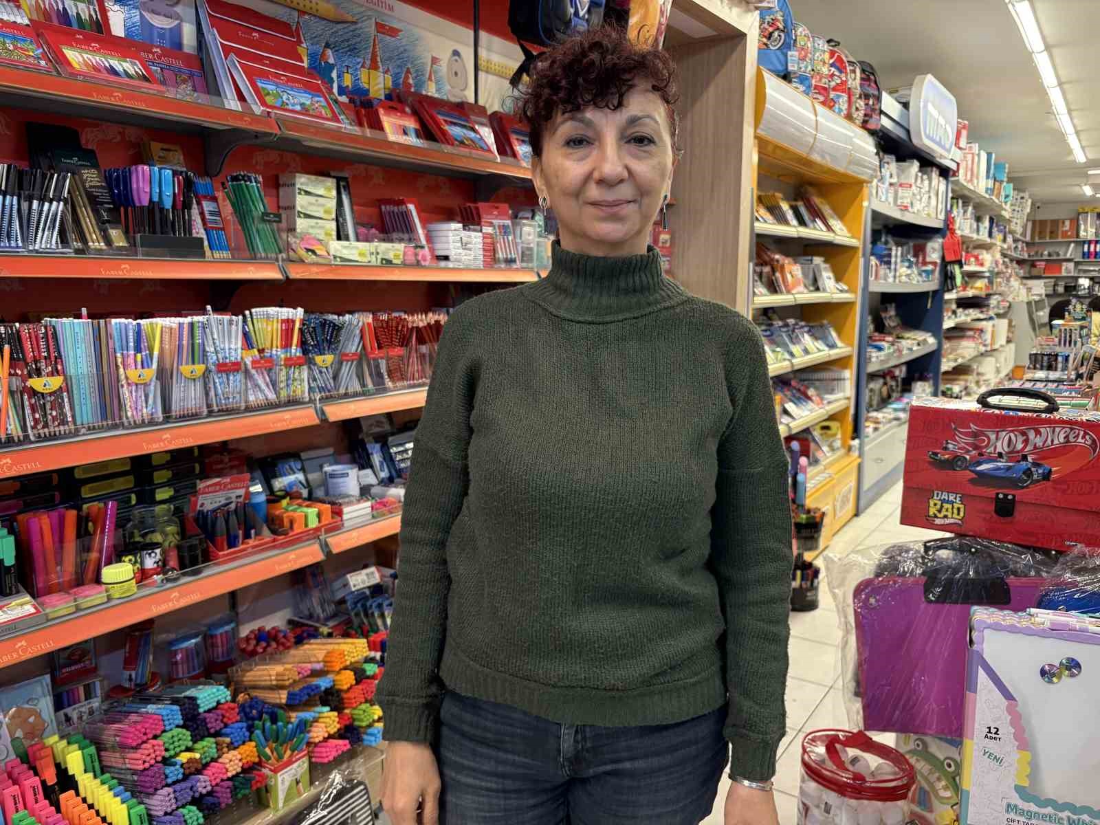 İzmir’de defter ve kalemler ‘askıda kırtasiye’ ile sahiplerini buluyor
