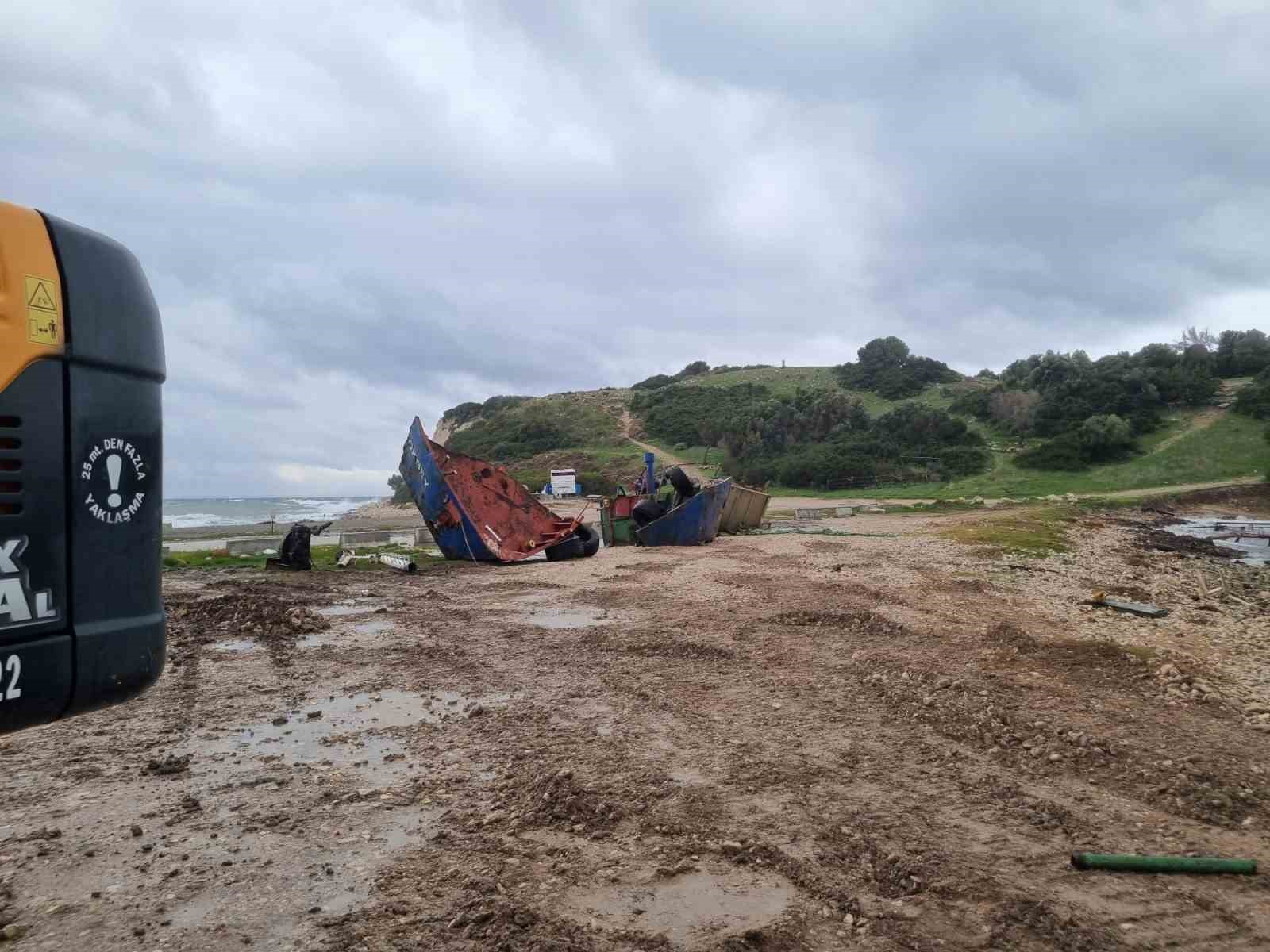 İzmir’de Demircili Sahili’ndeki hurda gemiye inceleme başlatıldı
