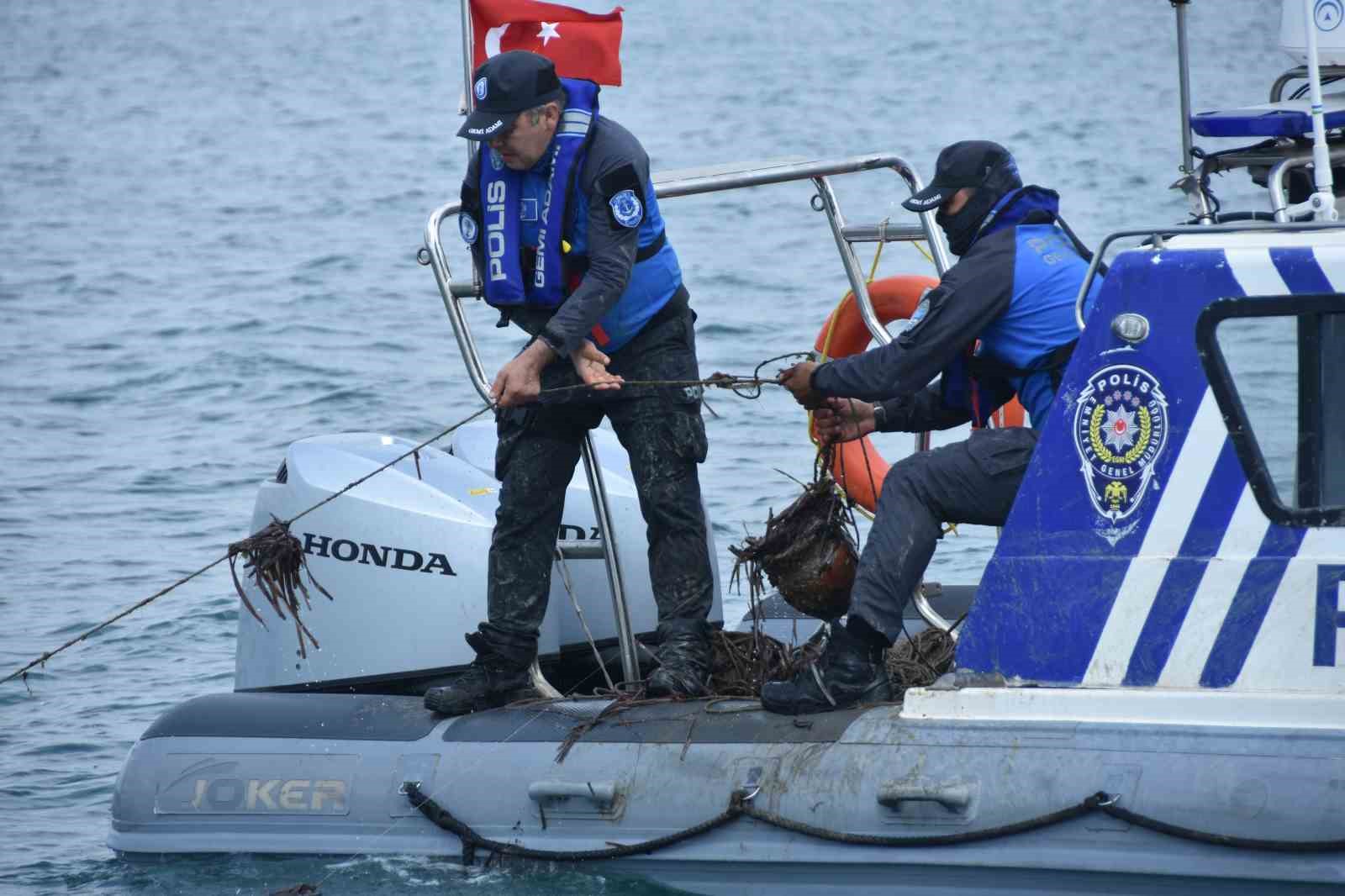İzmir’de deniz ekosistemini tehdit eden kaçak ahtapot tuzakları imha edildi
