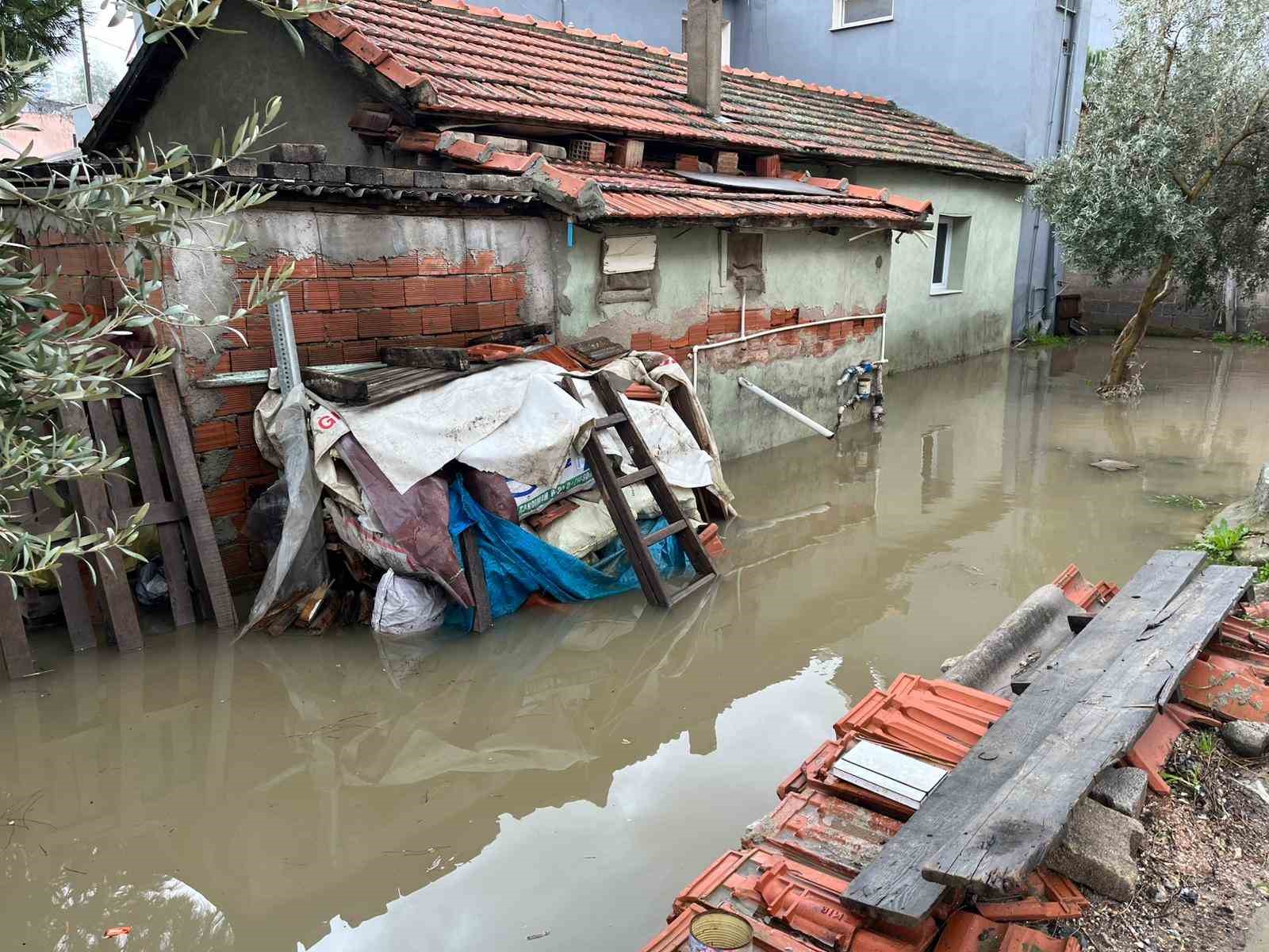 İzmir’de dere taştı, vatandaşlar çaresiz kaldı: "Televizyonda izlerdik, başımıza geldi"
İzmir’de dere taştı, vatandaşlar çaresiz kaldı: "Televizyonda izlerdik, başımıza geldi"