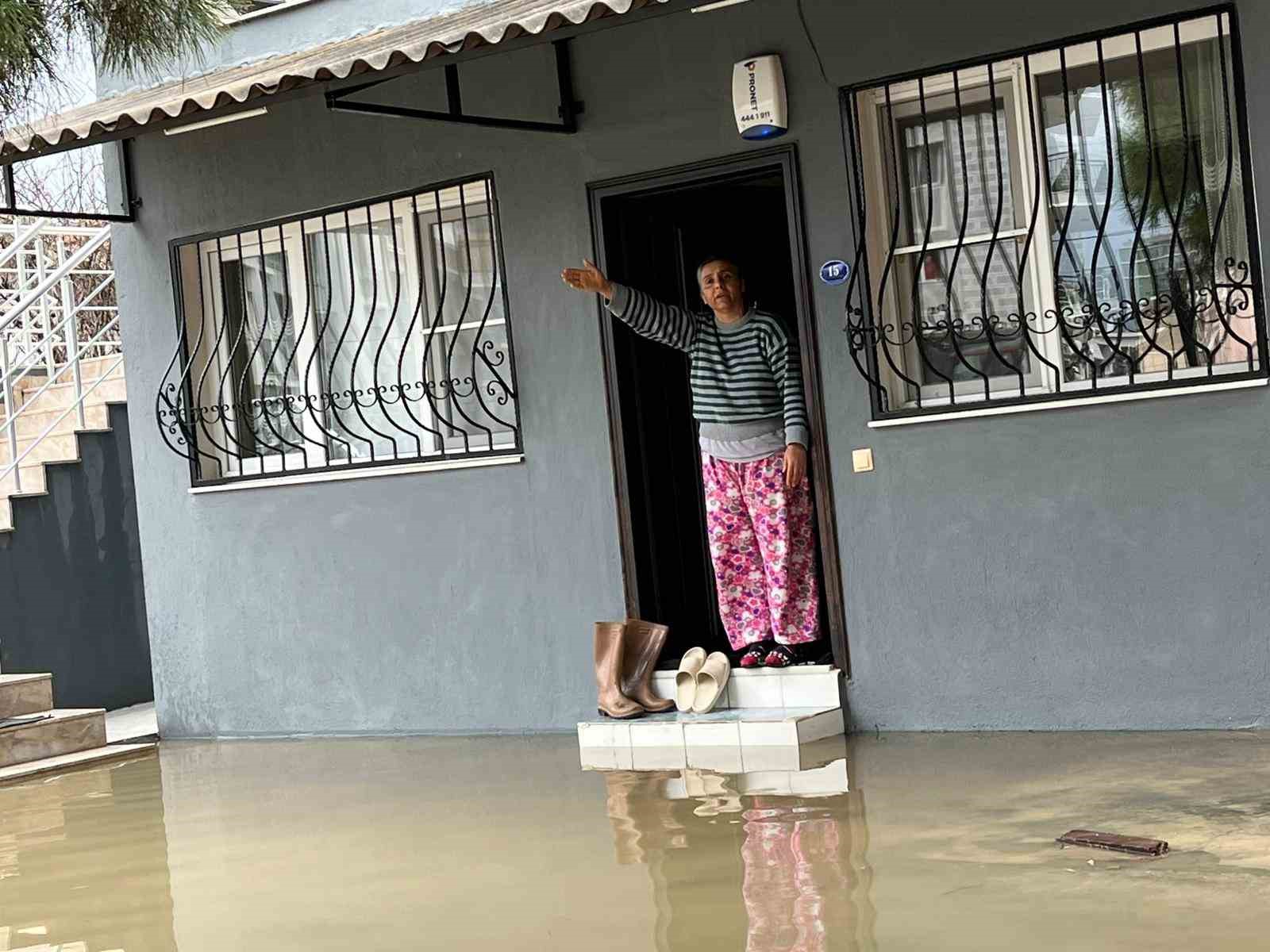 İzmir’de dere taştı, vatandaşlar çaresiz kaldı: "Televizyonda izlerdik, başımıza geldi"
İzmir’de dere taştı, vatandaşlar çaresiz kaldı: "Televizyonda izlerdik, başımıza geldi"
