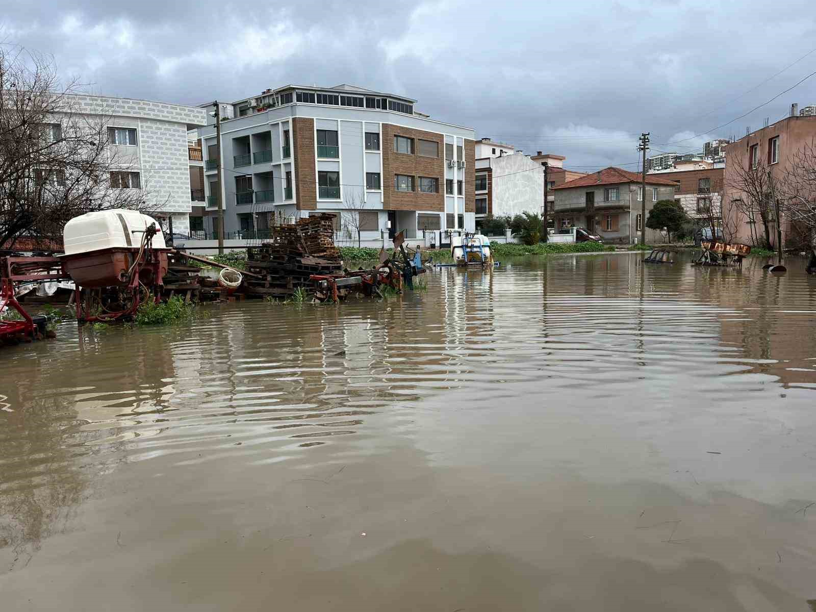 İzmir’de dere taştı, vatandaşlar çaresiz kaldı: "Televizyonda izlerdik, başımıza geldi"
İzmir’de dere taştı, vatandaşlar çaresiz kaldı: "Televizyonda izlerdik, başımıza geldi"