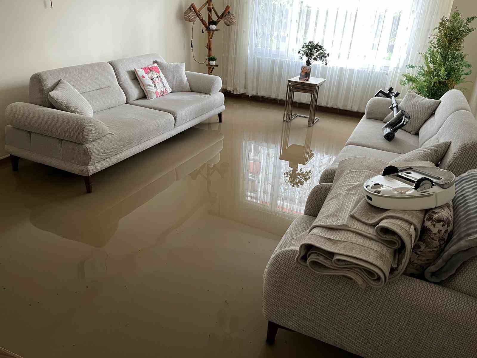 İzmir’de dere taştı, vatandaşlar çaresiz kaldı: "Televizyonda izlerdik, başımıza geldi"
İzmir’de dere taştı, vatandaşlar çaresiz kaldı: "Televizyonda izlerdik, başımıza geldi"