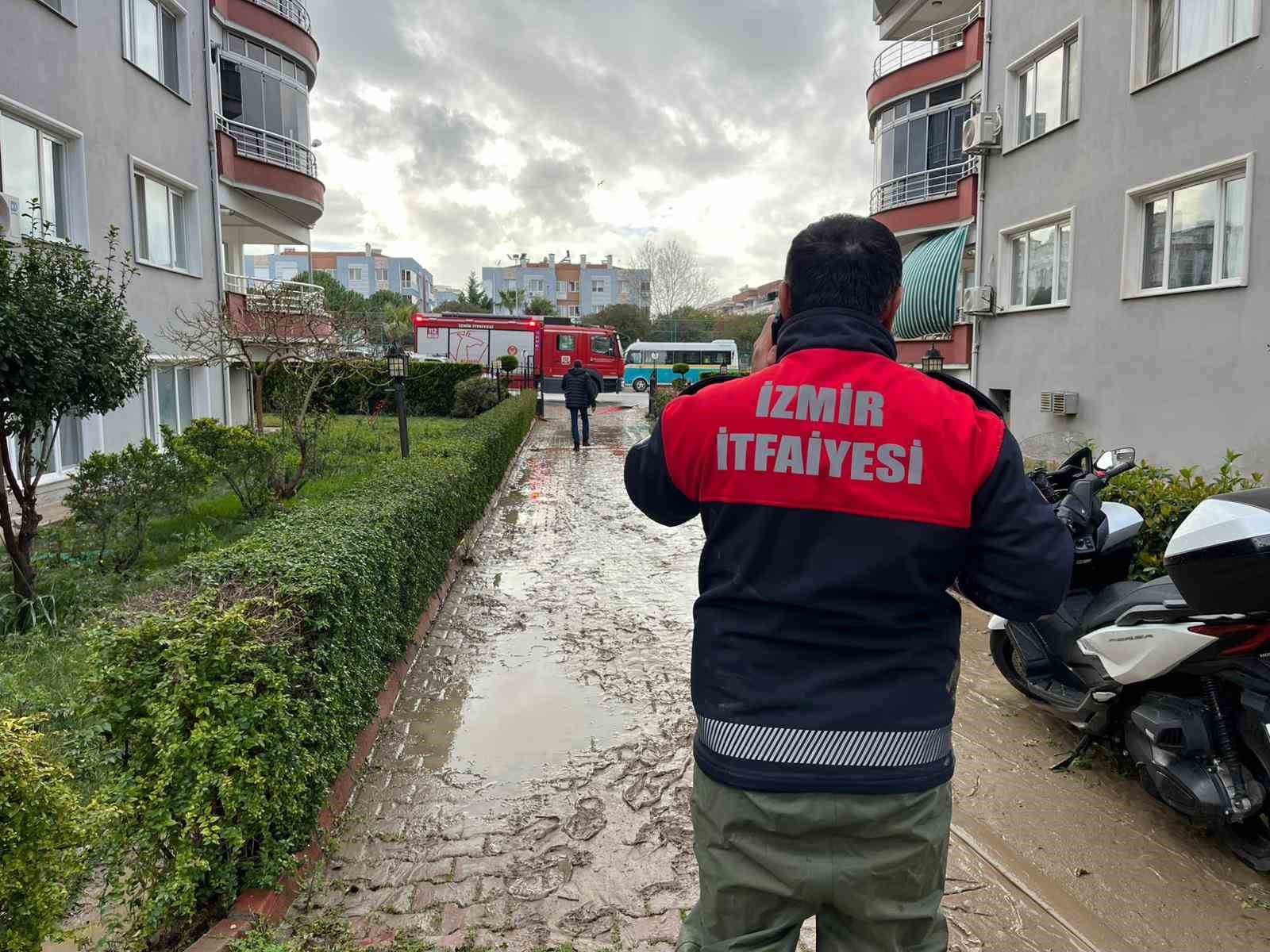 İzmir’de dere taştı, vatandaşlar çaresiz kaldı: "Televizyonda izlerdik, başımıza geldi"
İzmir’de dere taştı, vatandaşlar çaresiz kaldı: "Televizyonda izlerdik, başımıza geldi"