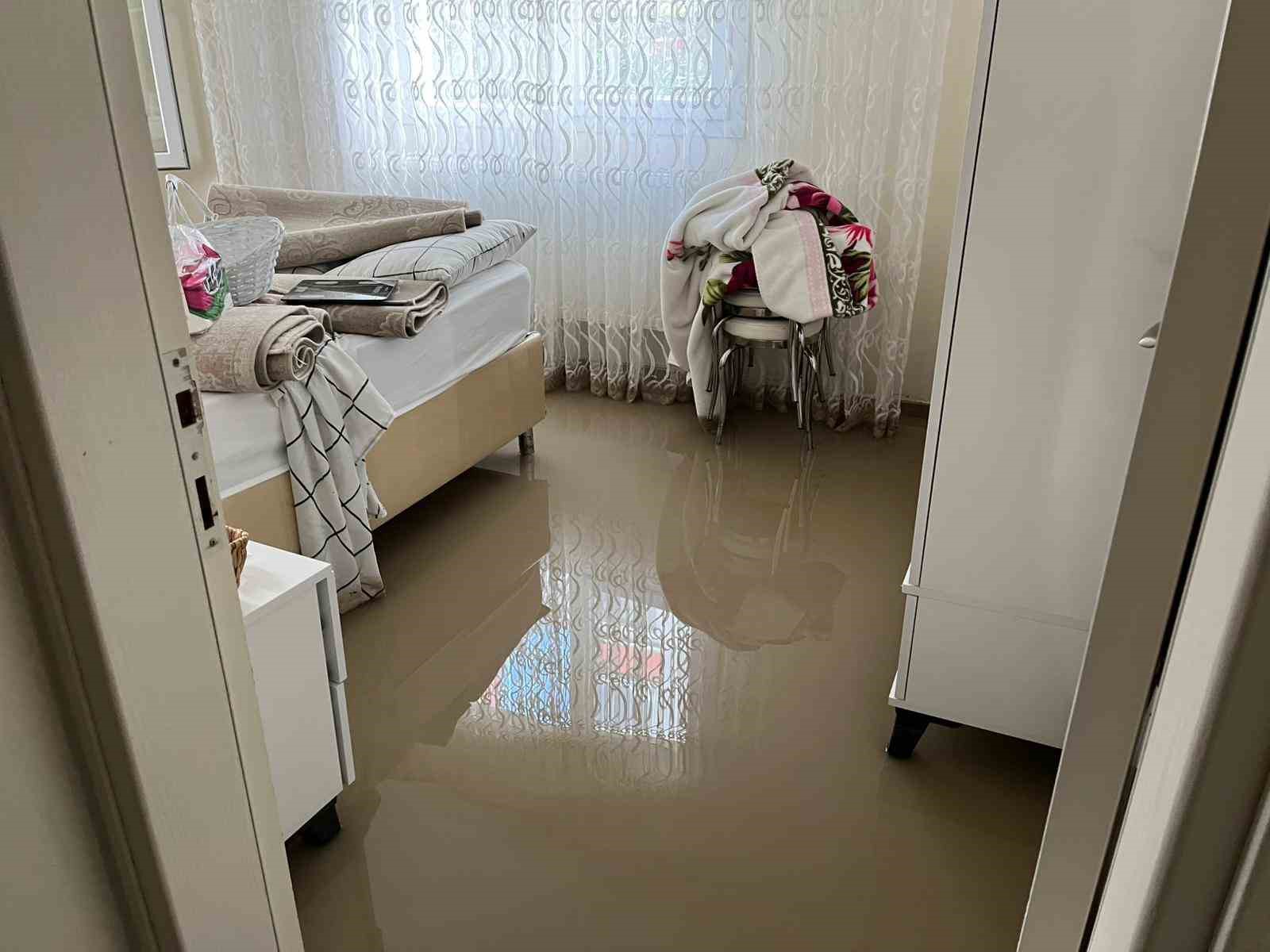 İzmir’de dere taştı, vatandaşlar çaresiz kaldı: "Televizyonda izlerdik, başımıza geldi"
İzmir’de dere taştı, vatandaşlar çaresiz kaldı: "Televizyonda izlerdik, başımıza geldi"