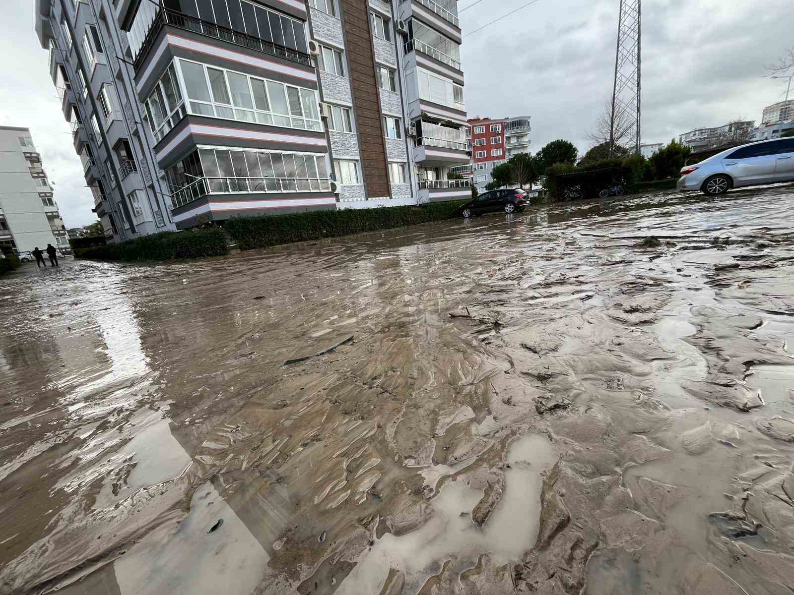 İzmir’de dere taştı, vatandaşlar çaresiz kaldı: "Televizyonda izlerdik, başımıza geldi"
İzmir’de dere taştı, vatandaşlar çaresiz kaldı: "Televizyonda izlerdik, başımıza geldi"