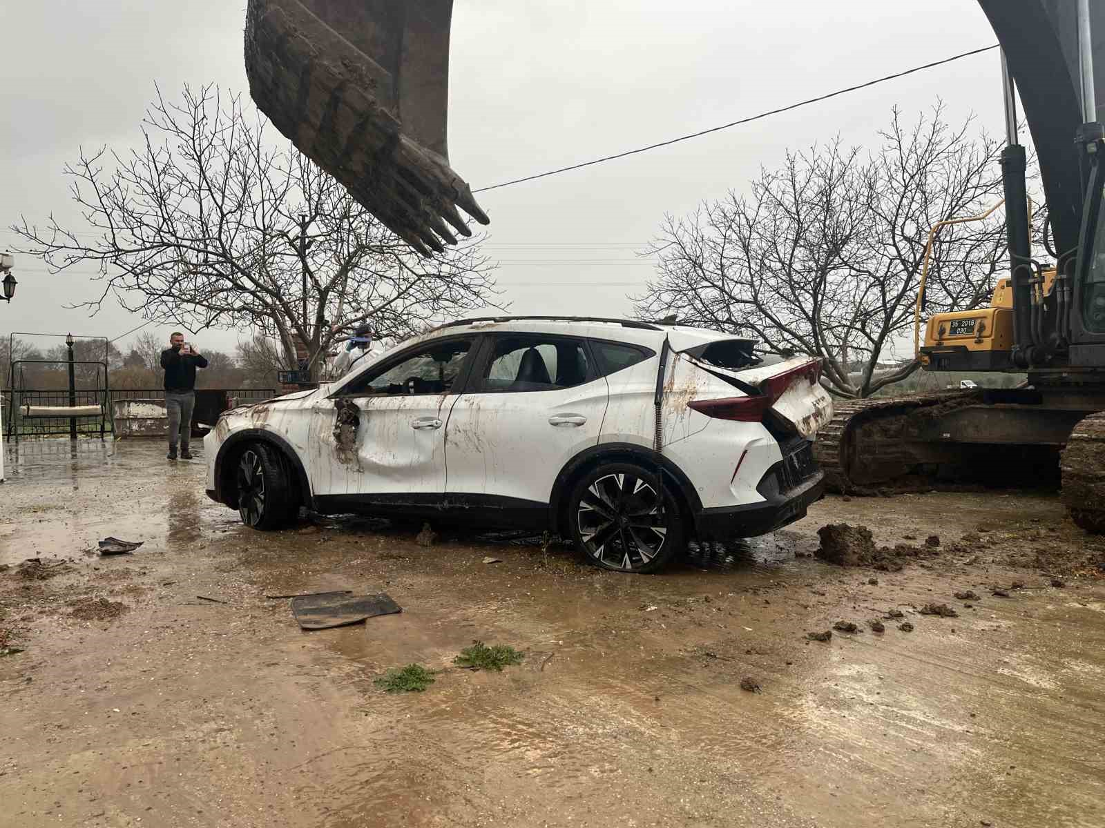 İzmir’de dere yatağına devrilen otomobilde ölen iki kardeşin cenazeleri teslim alındı
