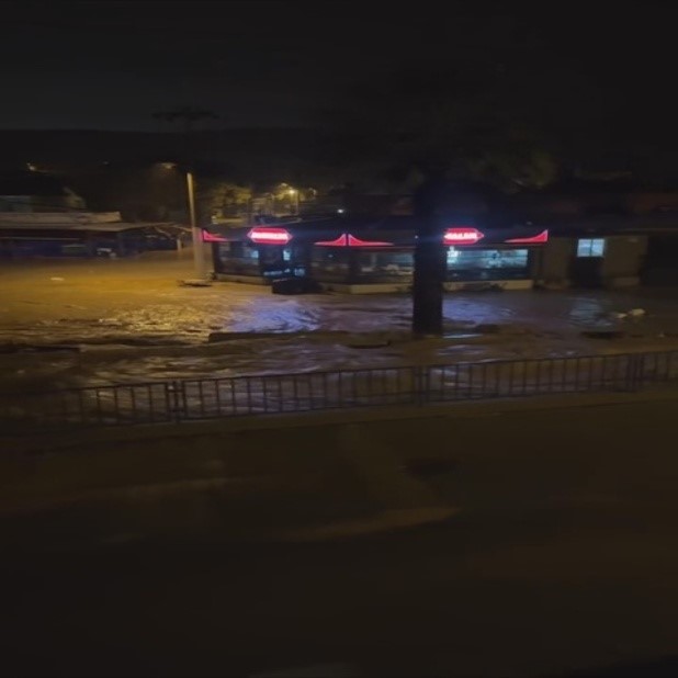 İzmir’de dereler taştı: Yeni Foça’yı su bastı
