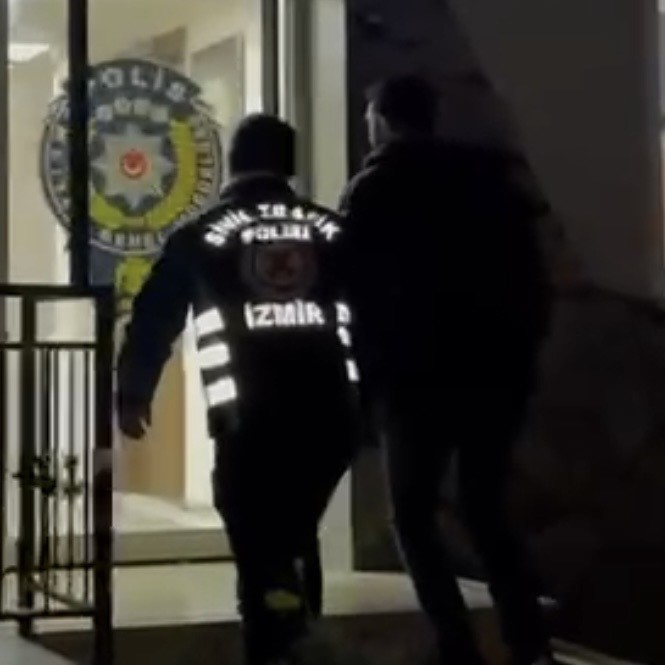 İzmir’de drift yaparken dükkana çarpan sürücü yakalandı
