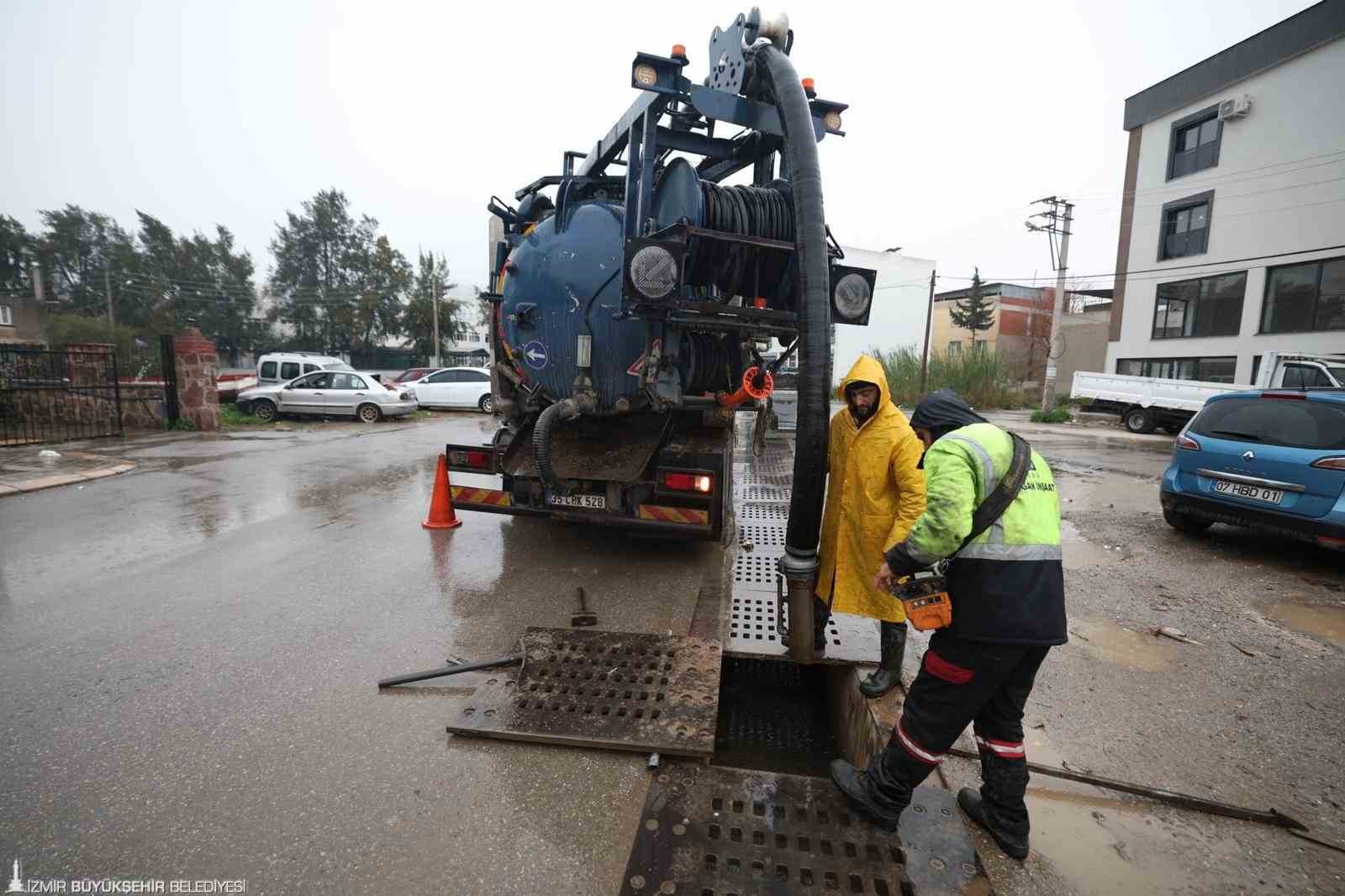 İzmir’de ekipler 24 saat görevde
