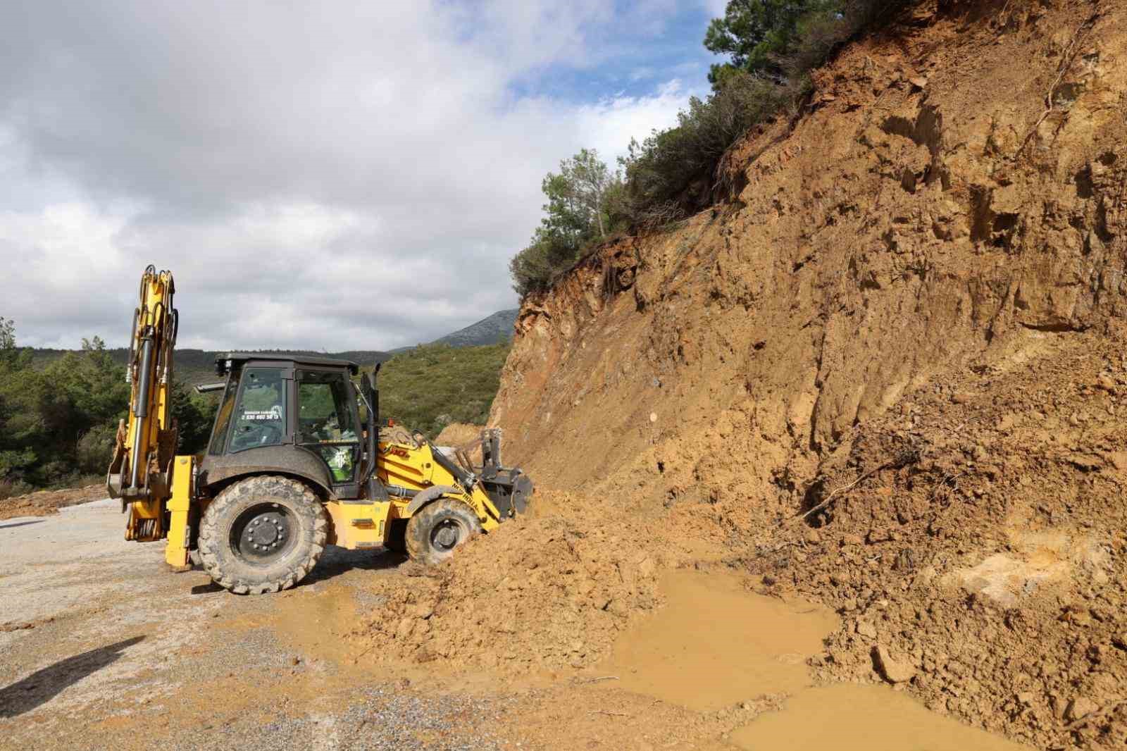 İzmir’de ekiplerin yağış seferberliği sürüyor
