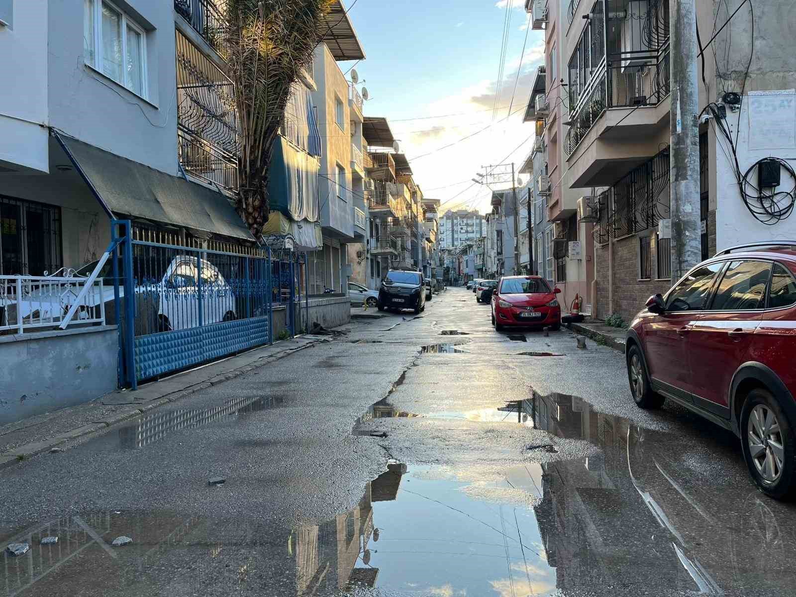 İzmir’de ev ve iş yerleri sele teslim oldu
