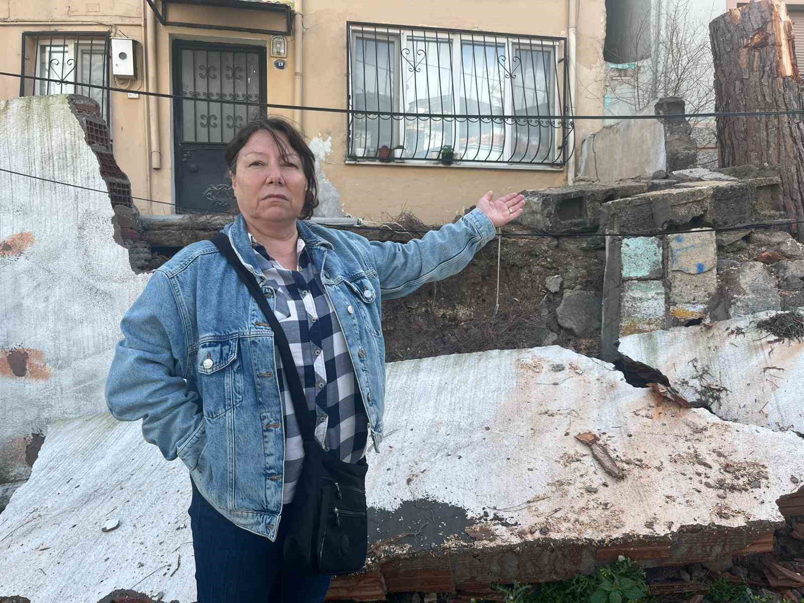 İzmir’de fırtına nedeniyle devrilen ağaç alev aldı
