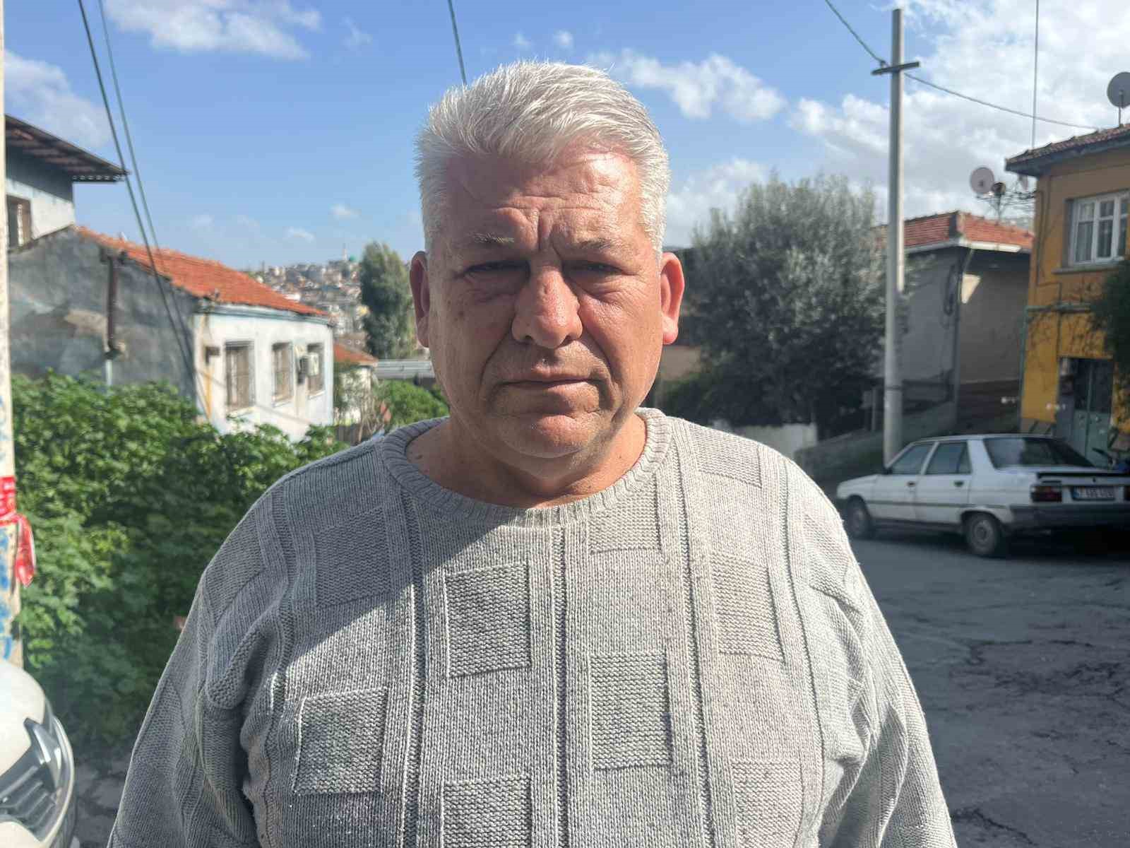 İzmir’de fırtına nedeniyle devrilen ağaç alev aldı
