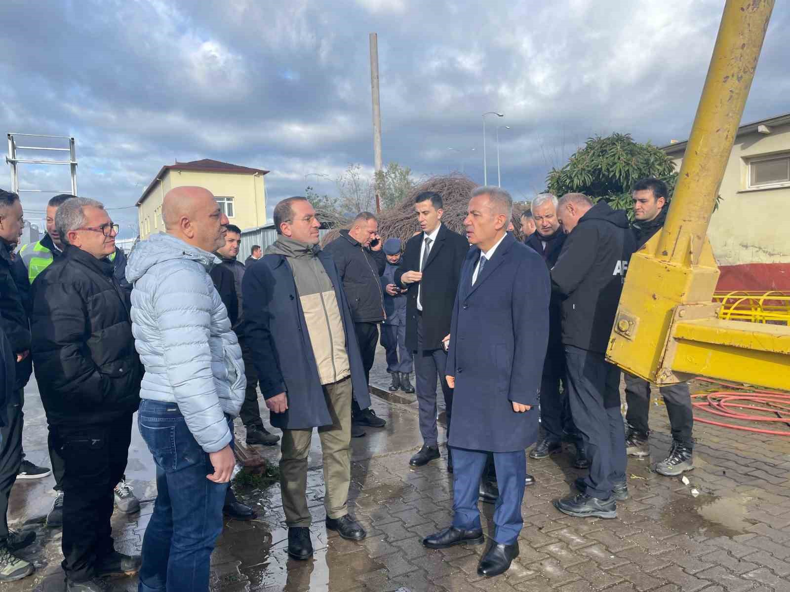 İzmir’de fırtınada 9 fabrika ve 5 konut hasar gördü
