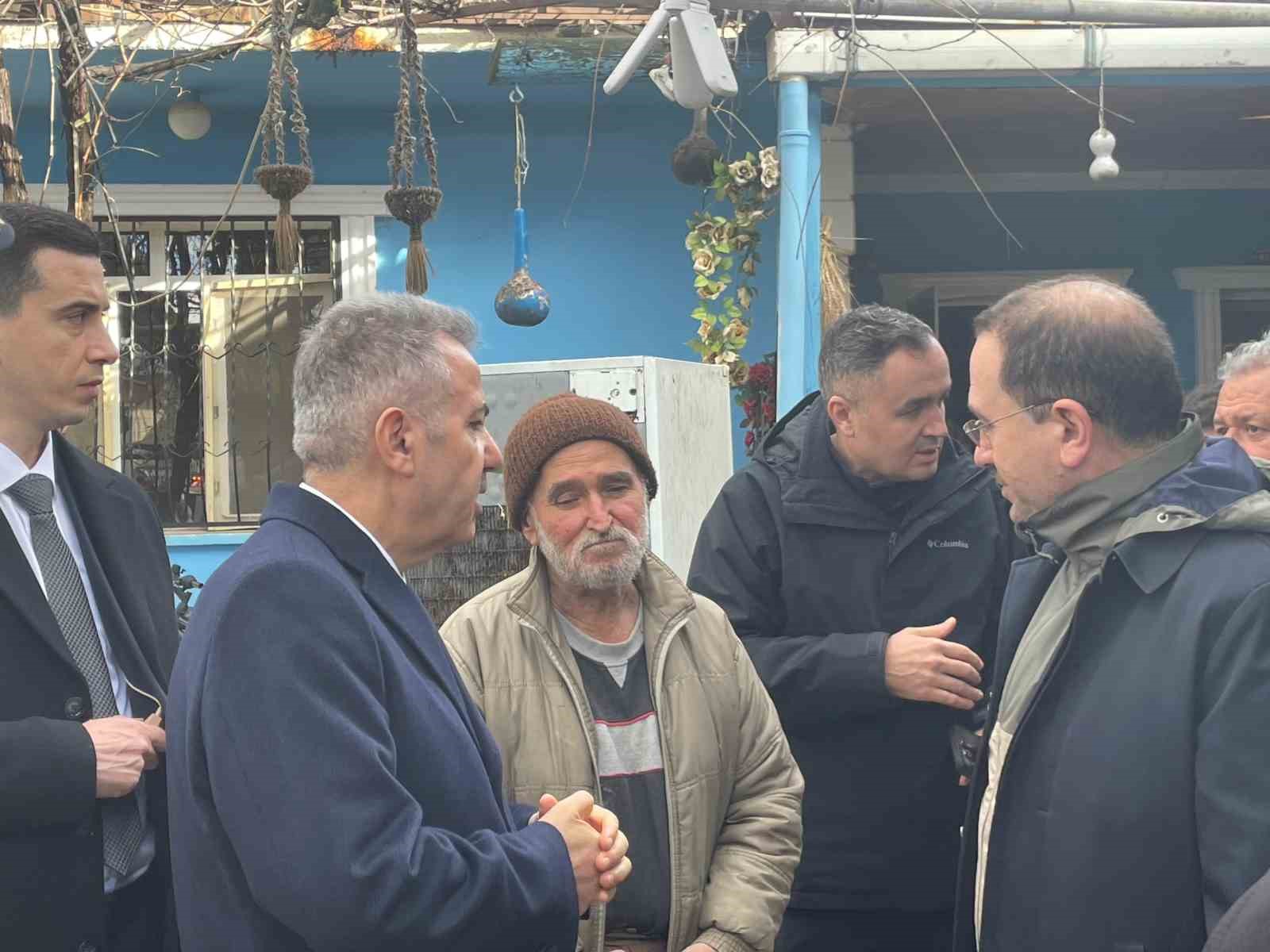 İzmir’de fırtınada 9 fabrika ve 5 konut hasar gördü
