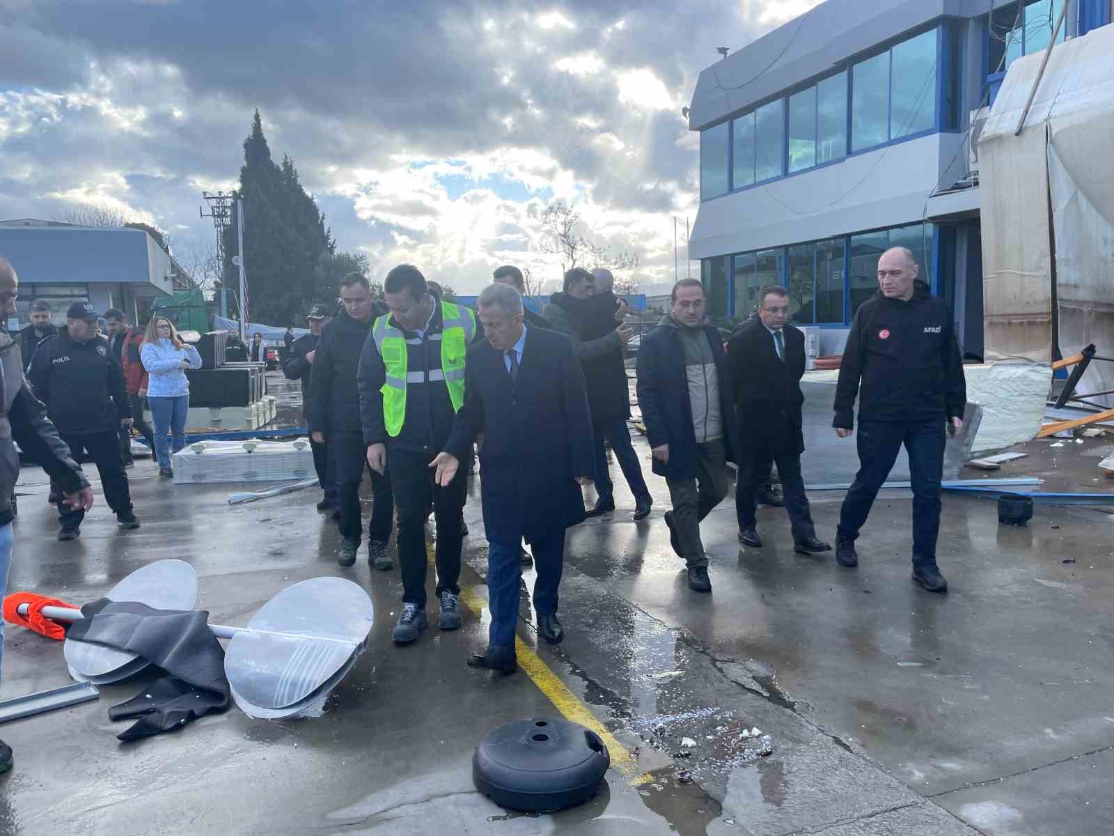 İzmir’de fırtınada 9 fabrika ve 5 konut hasar gördü

