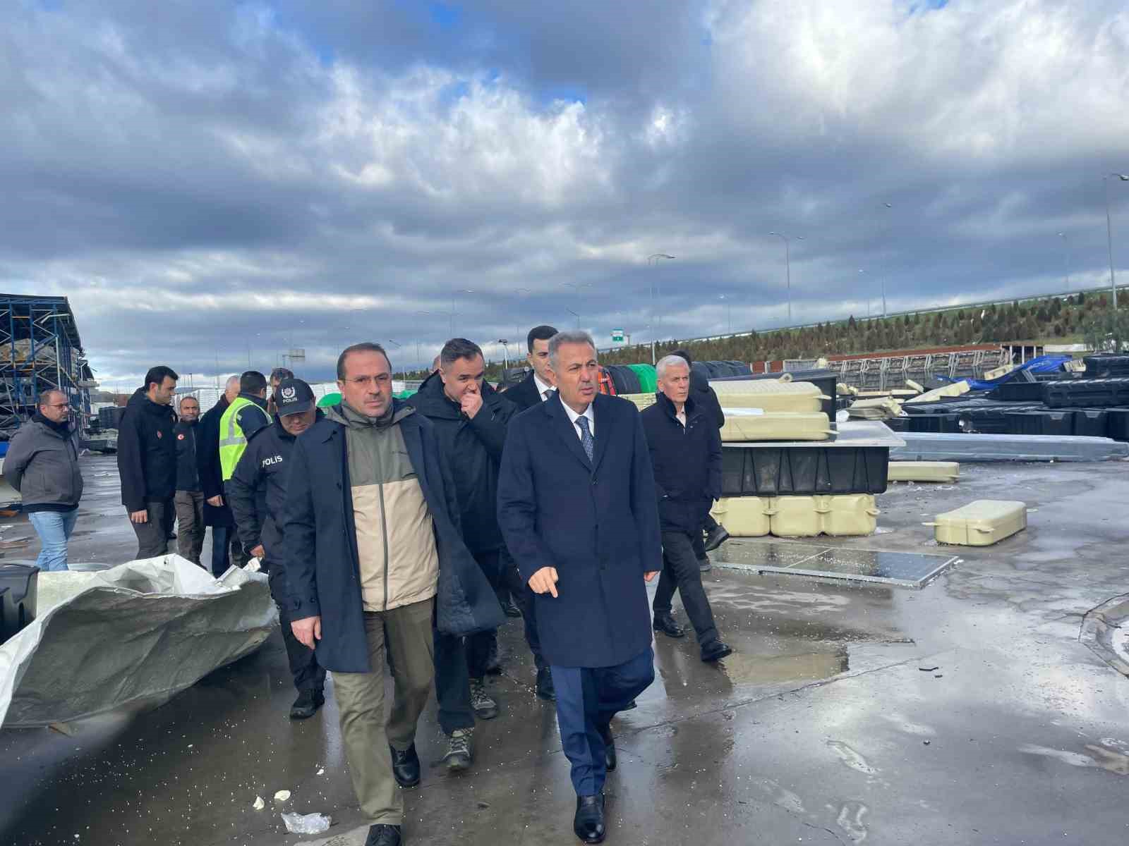 İzmir’de fırtınada 9 fabrika ve 5 konut hasar gördü
