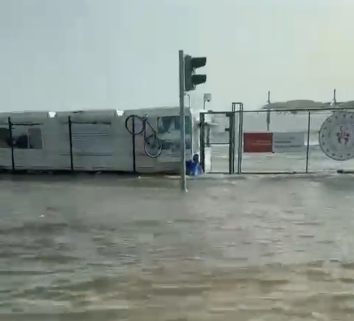 İzmir’de fırtınada sahil şeridindeki yollar sular altında kaldı

