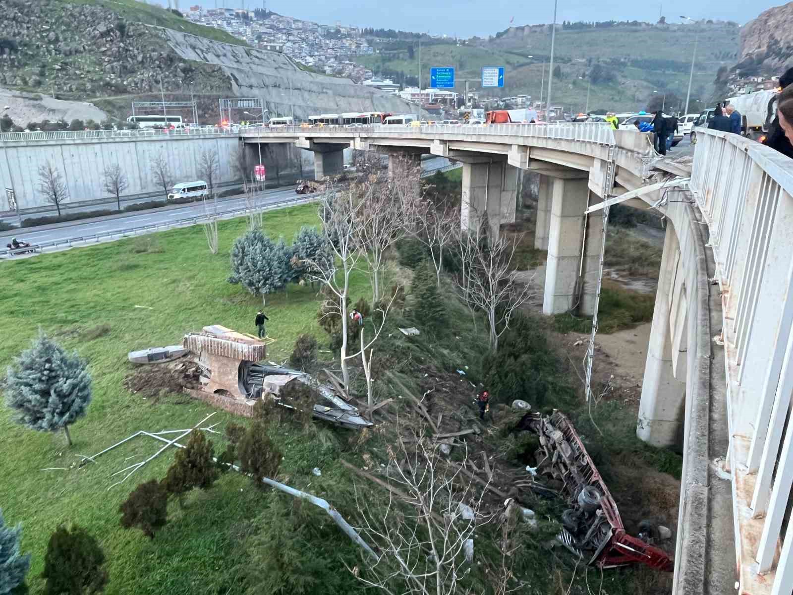 İzmir’de freni boşalan kamyon dehşet saçtı: 3 yaralı
