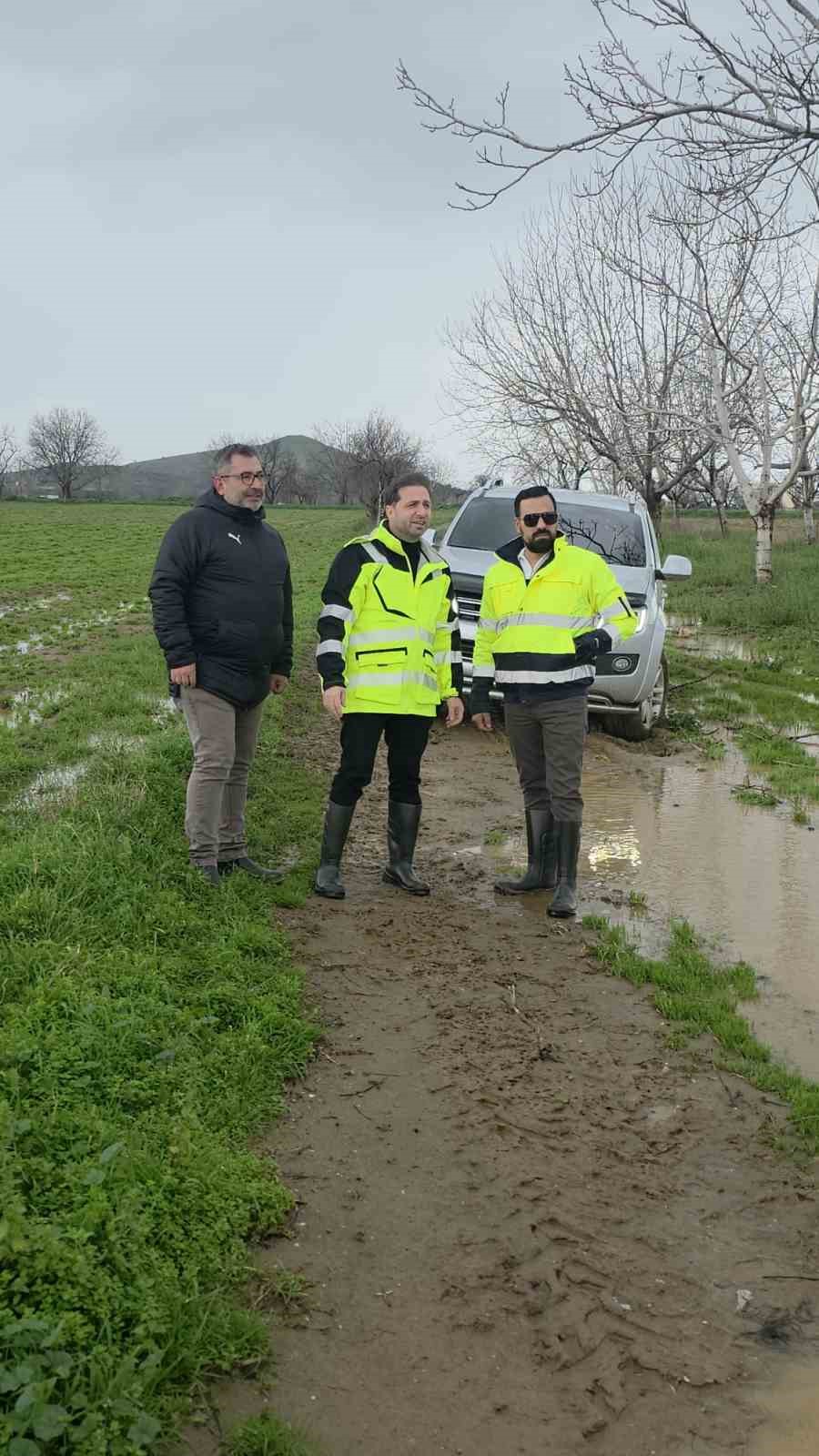 İzmir’de gazeteci habere giderken haber oldu
İzmir’de gazeteci habere giderken haber oldu