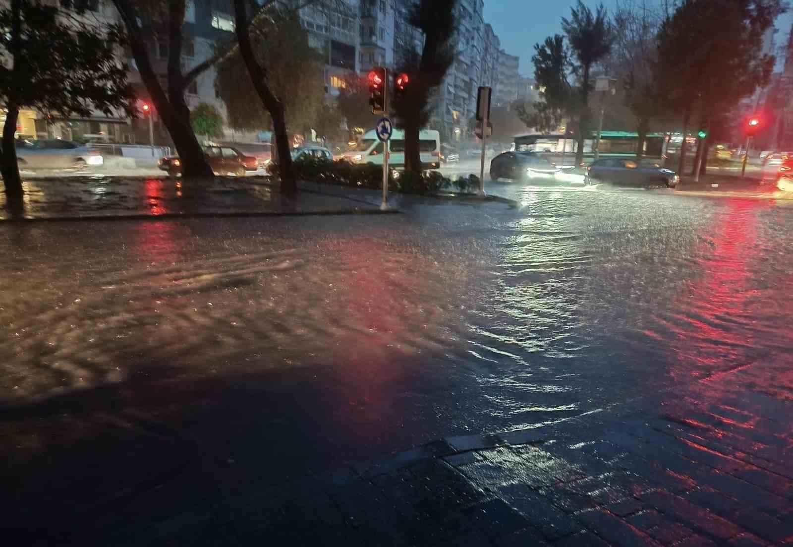 İzmir’de güne sağanakla başladı, yollar göle döndü
