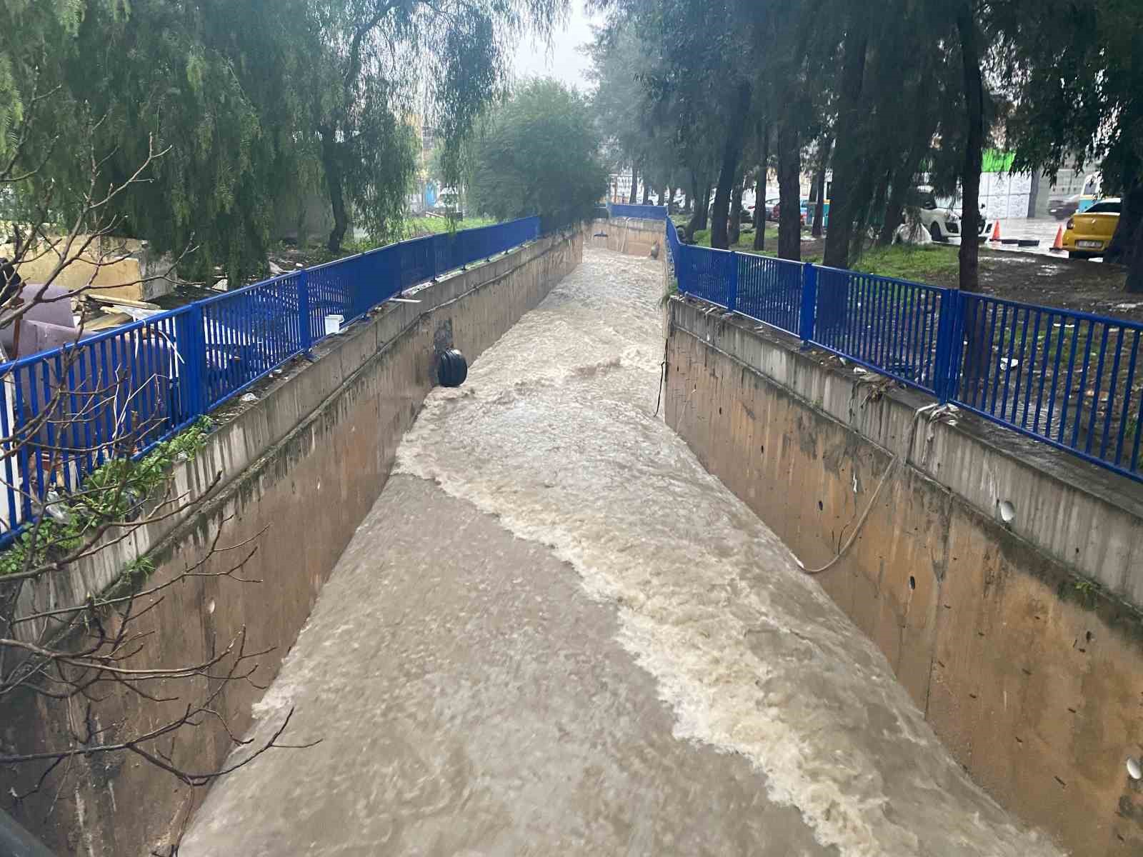 İzmir’de güne sağanakla başladı, yollar göle döndü
