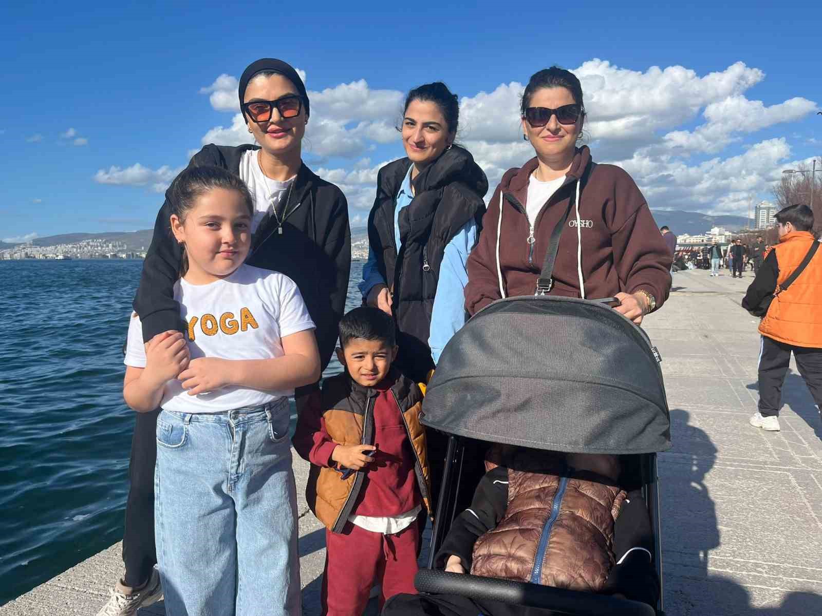 İzmir’de güneşli havayı gören vatandaşlar sahile akın etti
