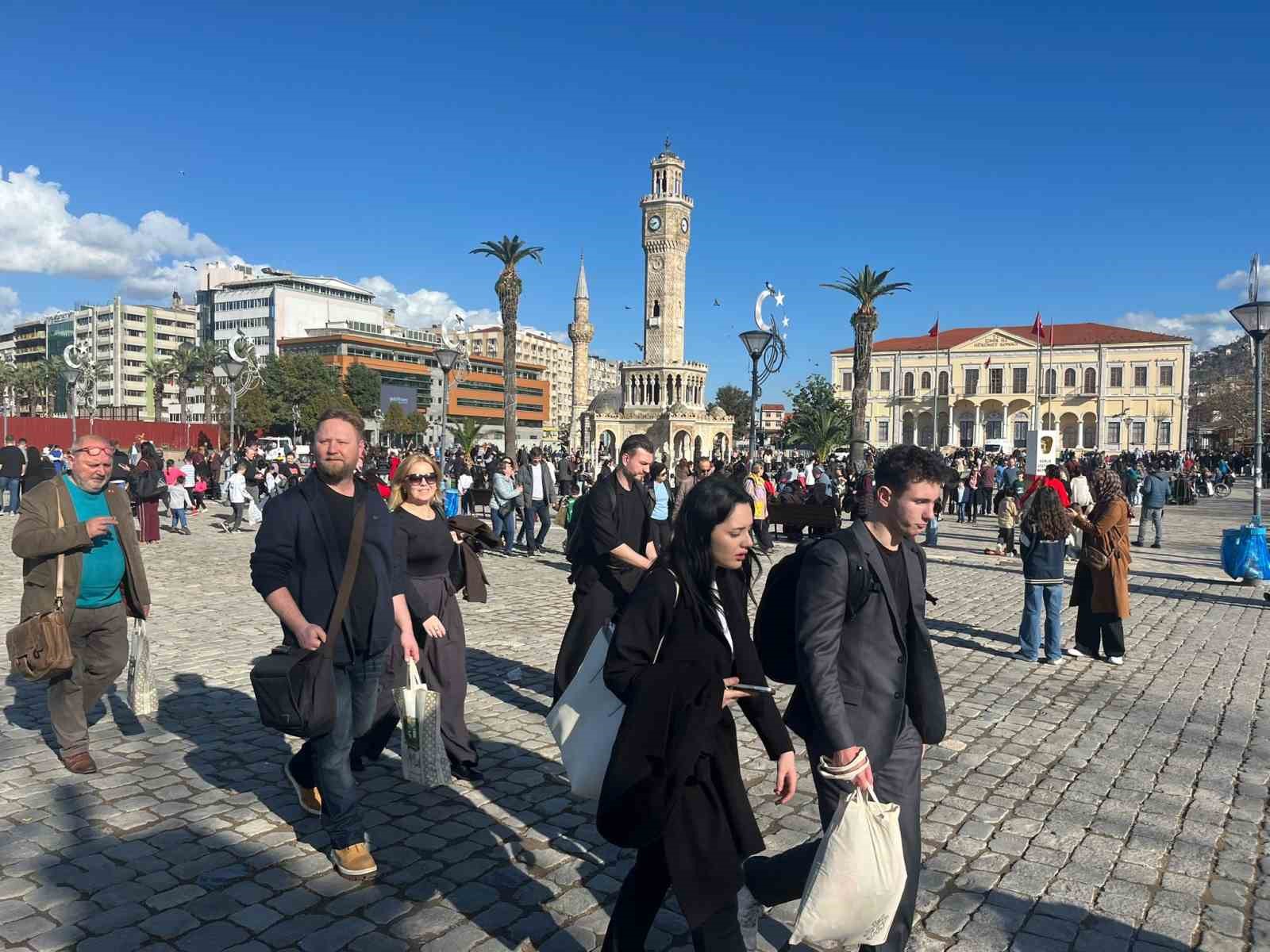 İzmir’de güneşli havayı gören vatandaşlar sahile akın etti
