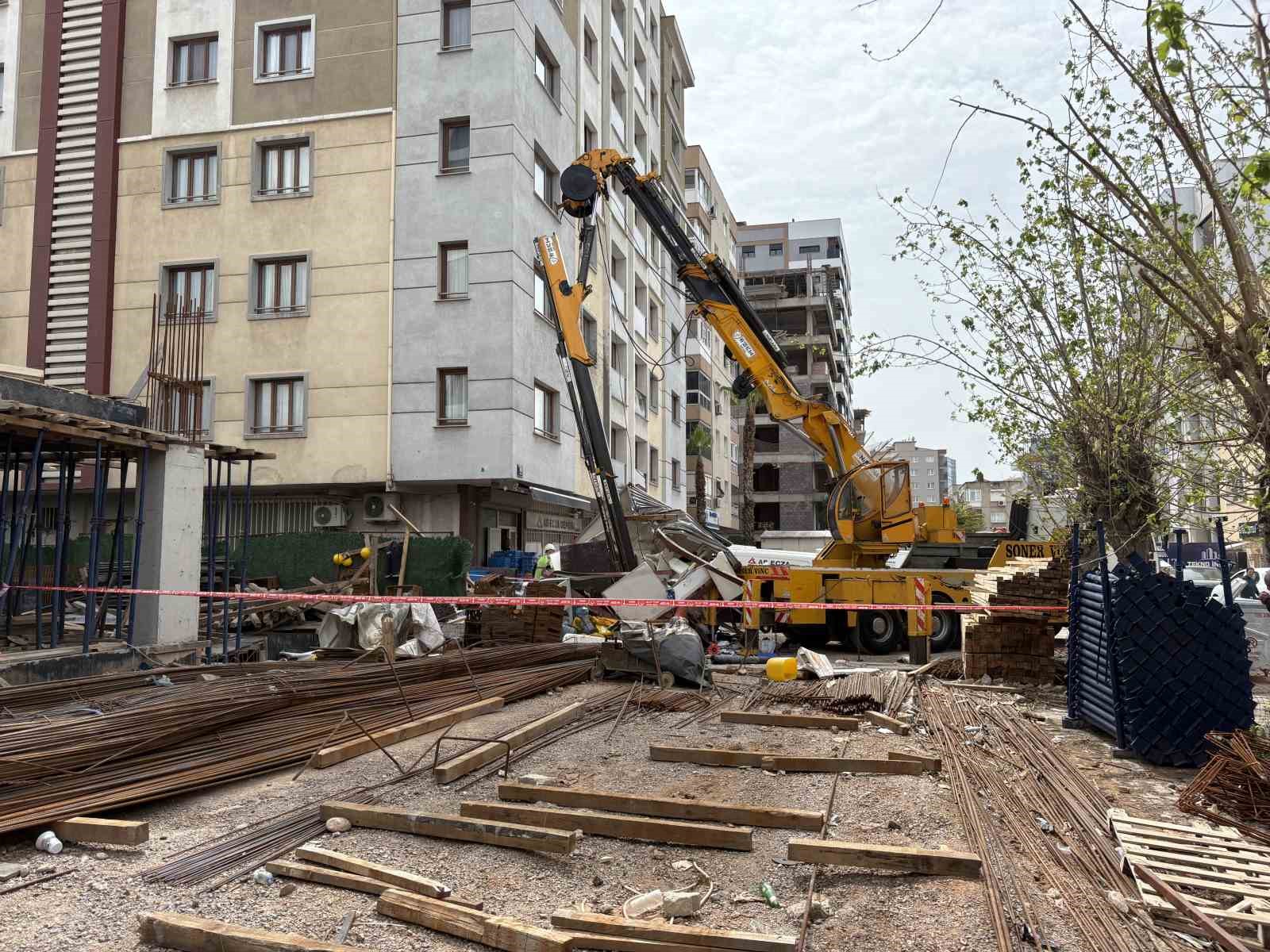 İzmir’de inşaat kulübesinin üzerine vinç düştü: 3 işçi yaralandı
