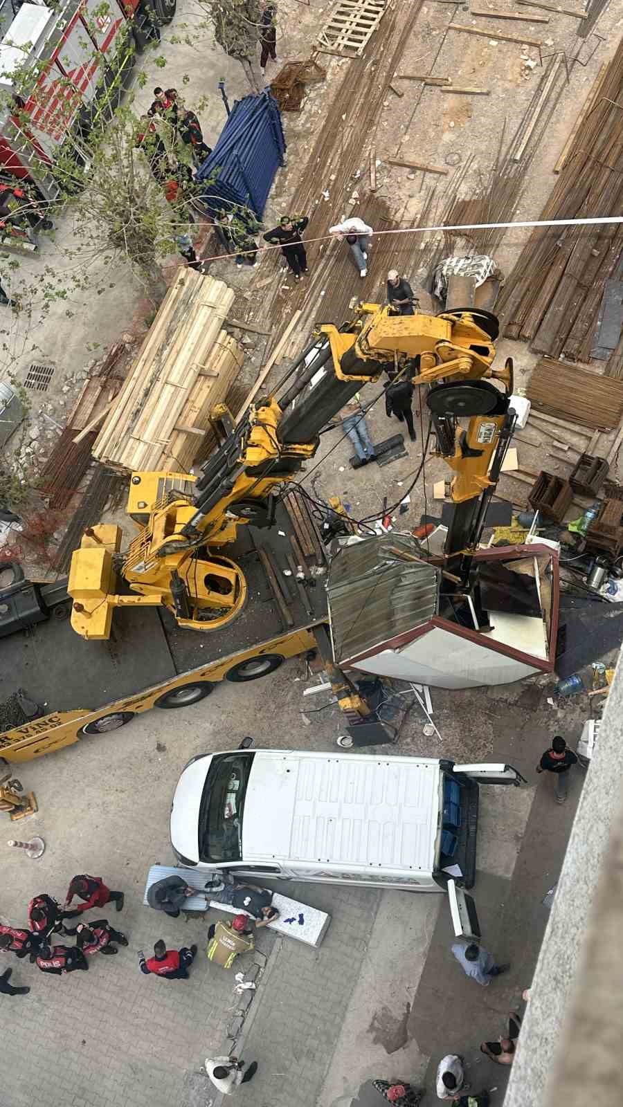 İzmir’de inşaat kulübesinin üzerine vinç düştü: 3 işçi yaralandı
