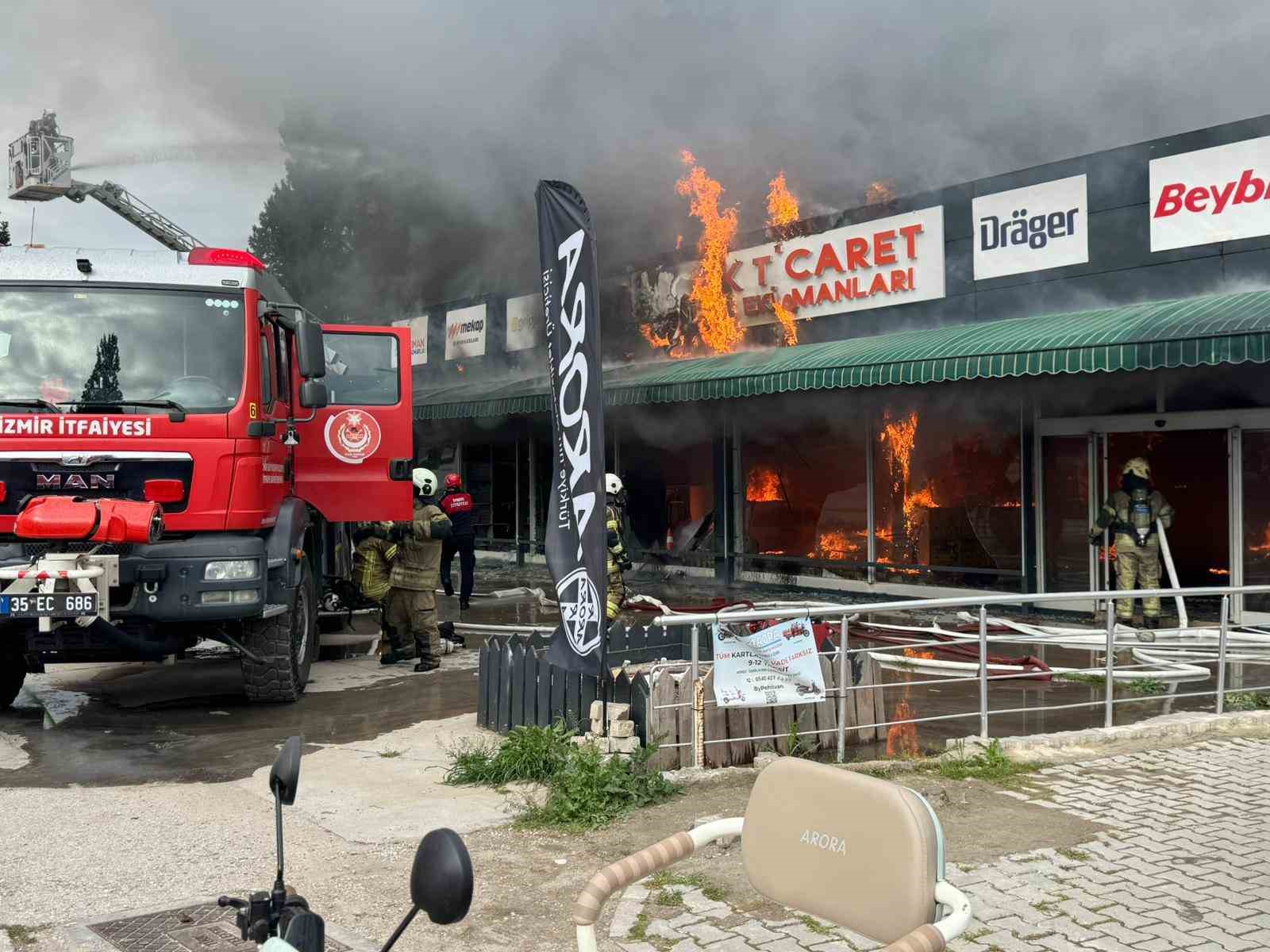 İzmir’de iş güvenliği ekipmanları satan iş yerinde yangın
