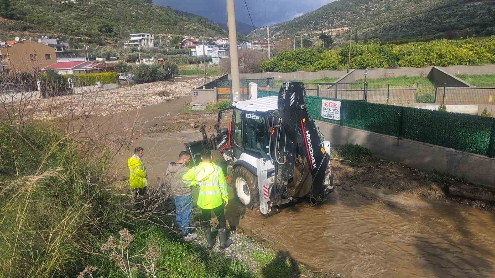 İzmir’de kuvvetli yağış alarmı: Bin 310 personel, 342 araç ve 200 pompa ile sahada
