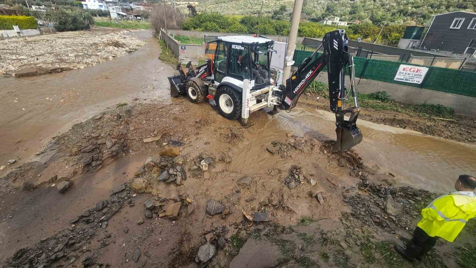 İzmir’de kuvvetli yağış alarmı: Bin 310 personel, 342 araç ve 200 pompa ile sahada
