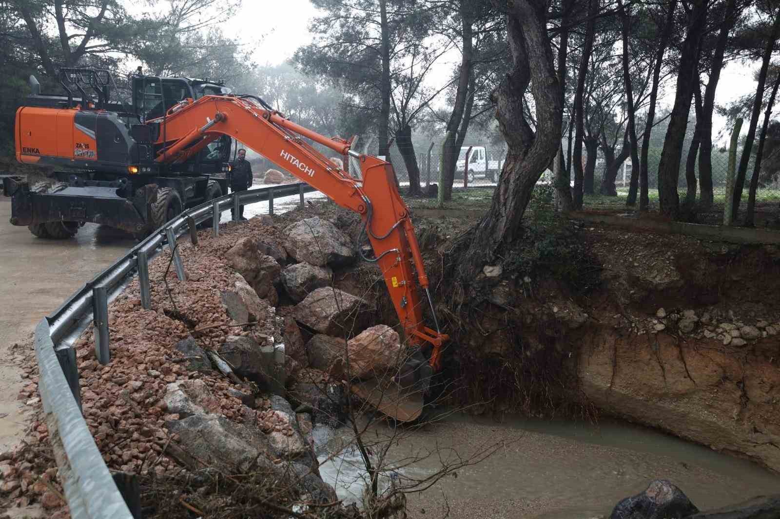 İzmir’de kuvvetli yağış alarmı: Bin 310 personel, 342 araç ve 200 pompa ile sahada
