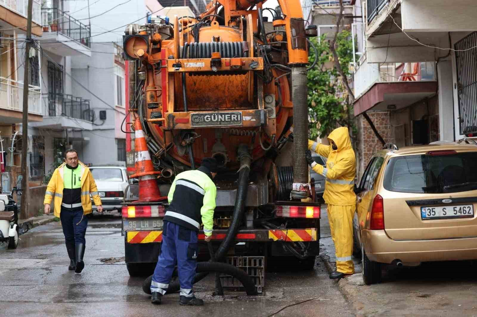 İzmir’de kuvvetli yağış alarmı: Bin 310 personel, 342 araç ve 200 pompa ile sahada
