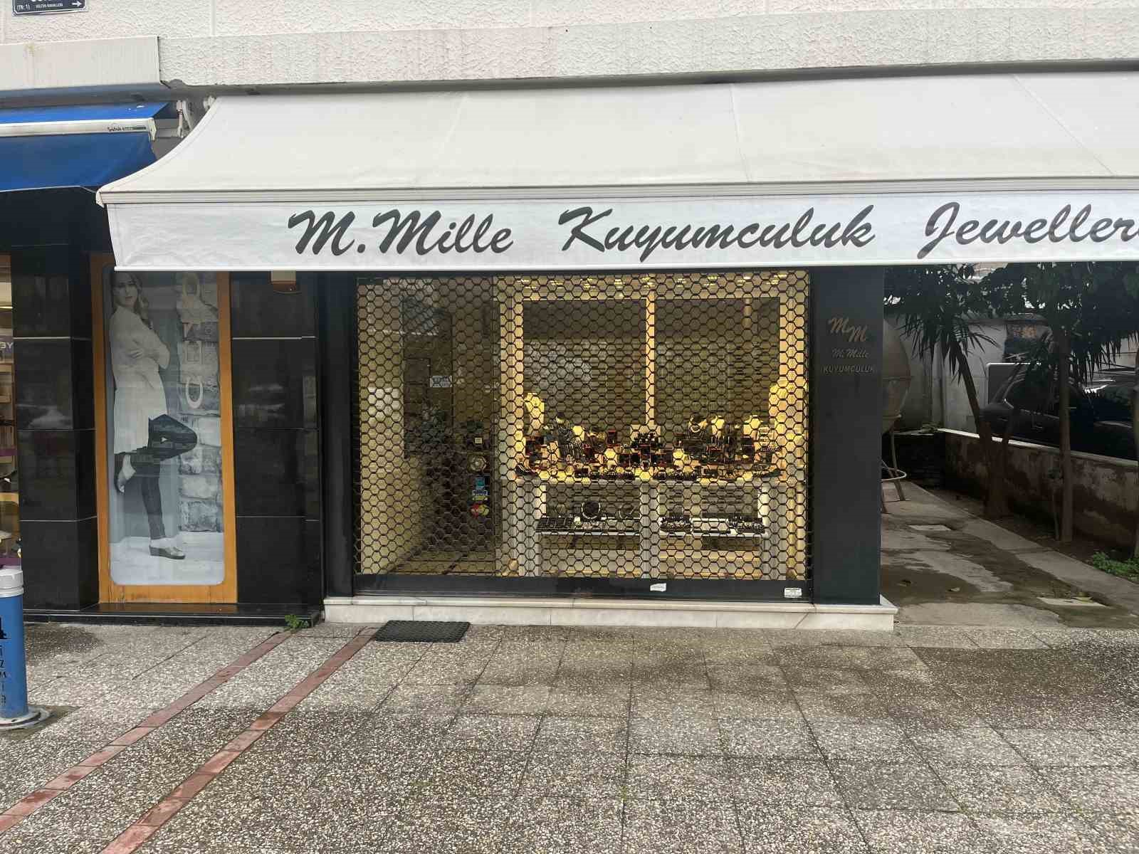 İzmir’de kuyumcuya silahlı soygun girişimi
