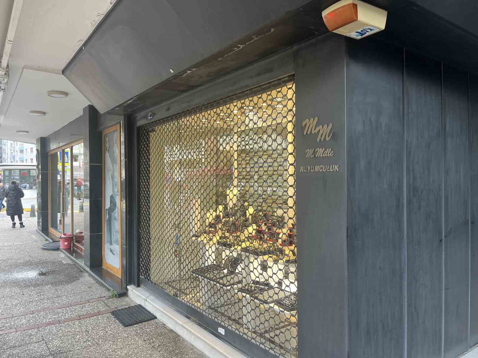 İzmir’de kuyumcuya silahlı soygun girişimi
