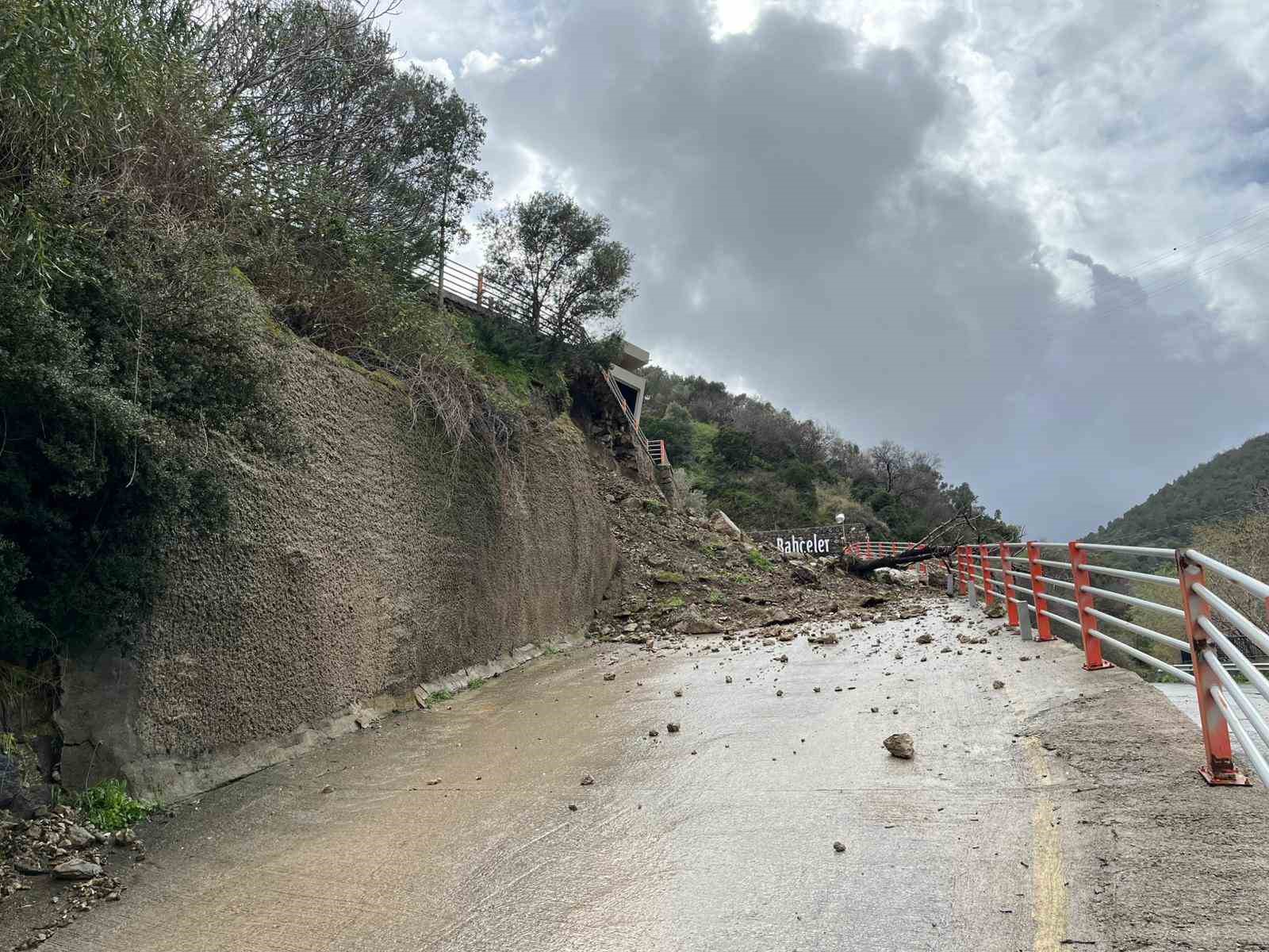 İzmir’de lüks site yolu toprak kayması nedeniyle kapandı
