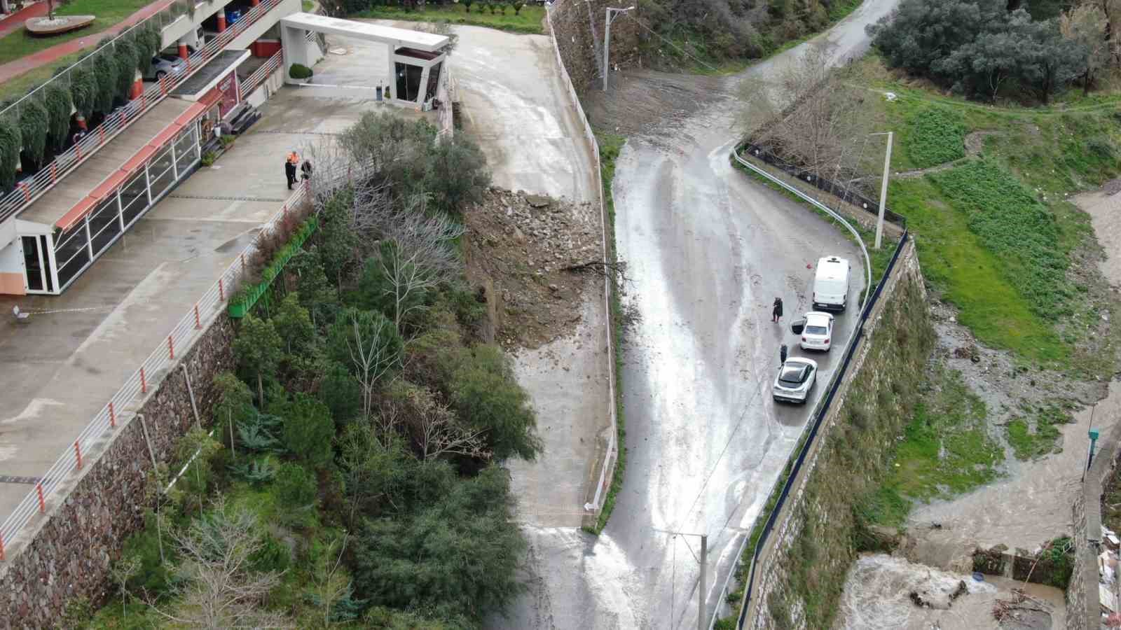 İzmir’de lüks site yolu toprak kayması nedeniyle kapandı
