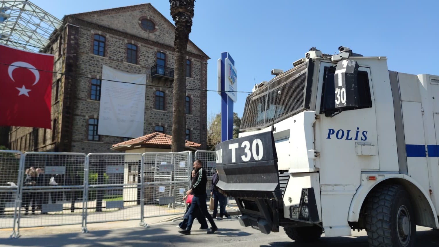 İzmir’de Meslek Fabrikası tahliyesinde gerginlik

