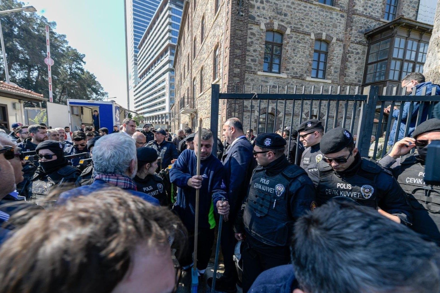 İzmir’de Meslek Fabrikası tahliyesinde gerginlik
