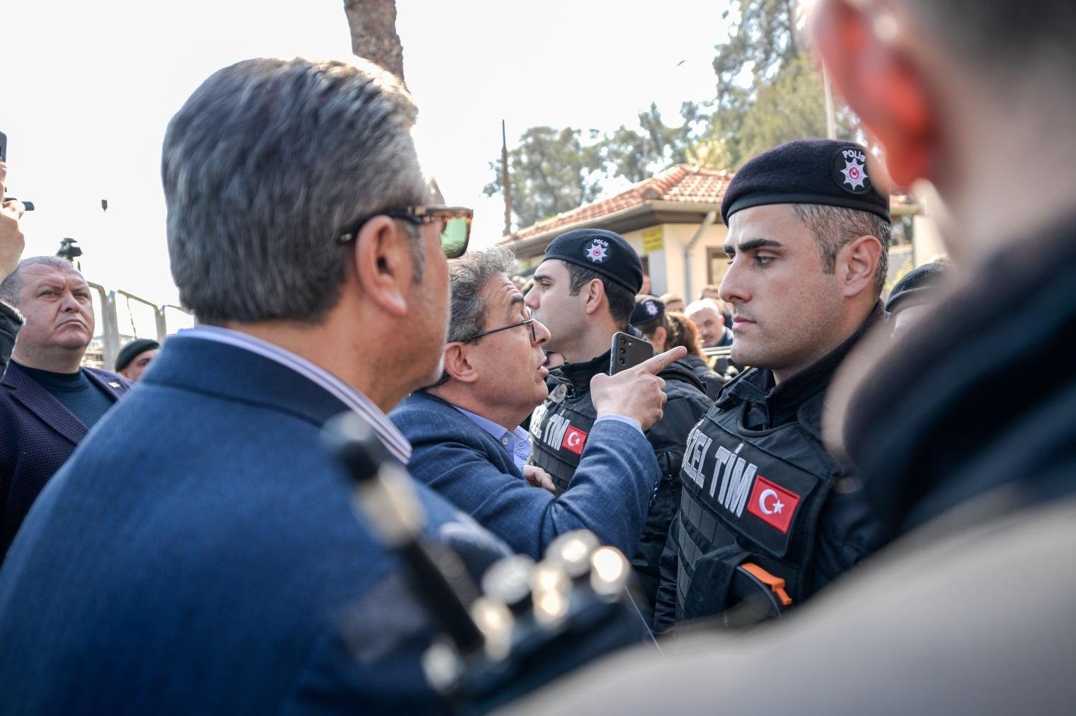 İzmir’de Meslek Fabrikası tahliyesinde gerginlik
