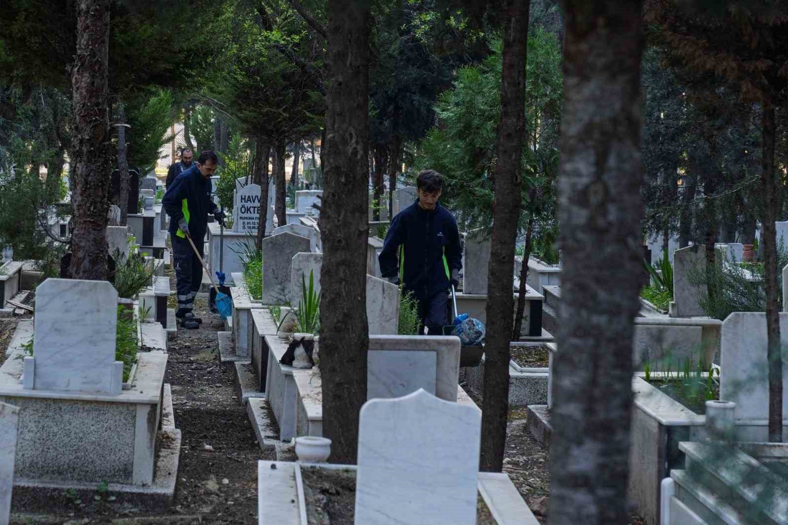 İzmir’de mezarlıklar Ramazan Bayramı’na hazırlanıyor
