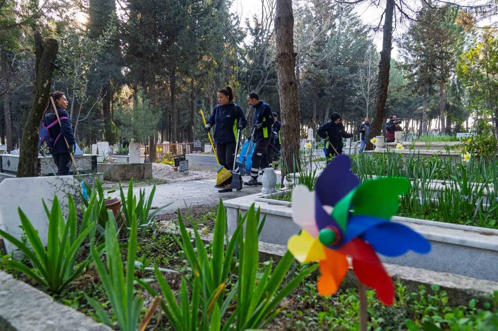 İzmir’de mezarlıklar Ramazan Bayramı’na hazırlanıyor
