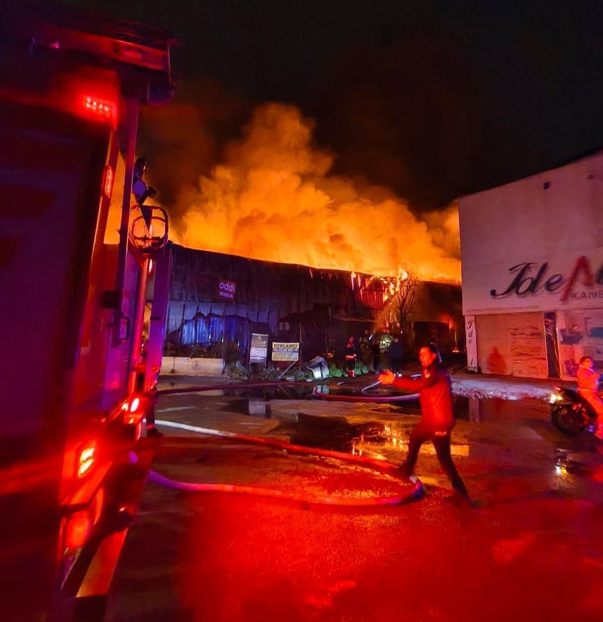 İzmir’de mobilya fabrikasında yangın
