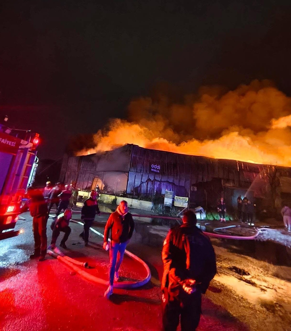 İzmir’de mobilya fabrikasında yangın

