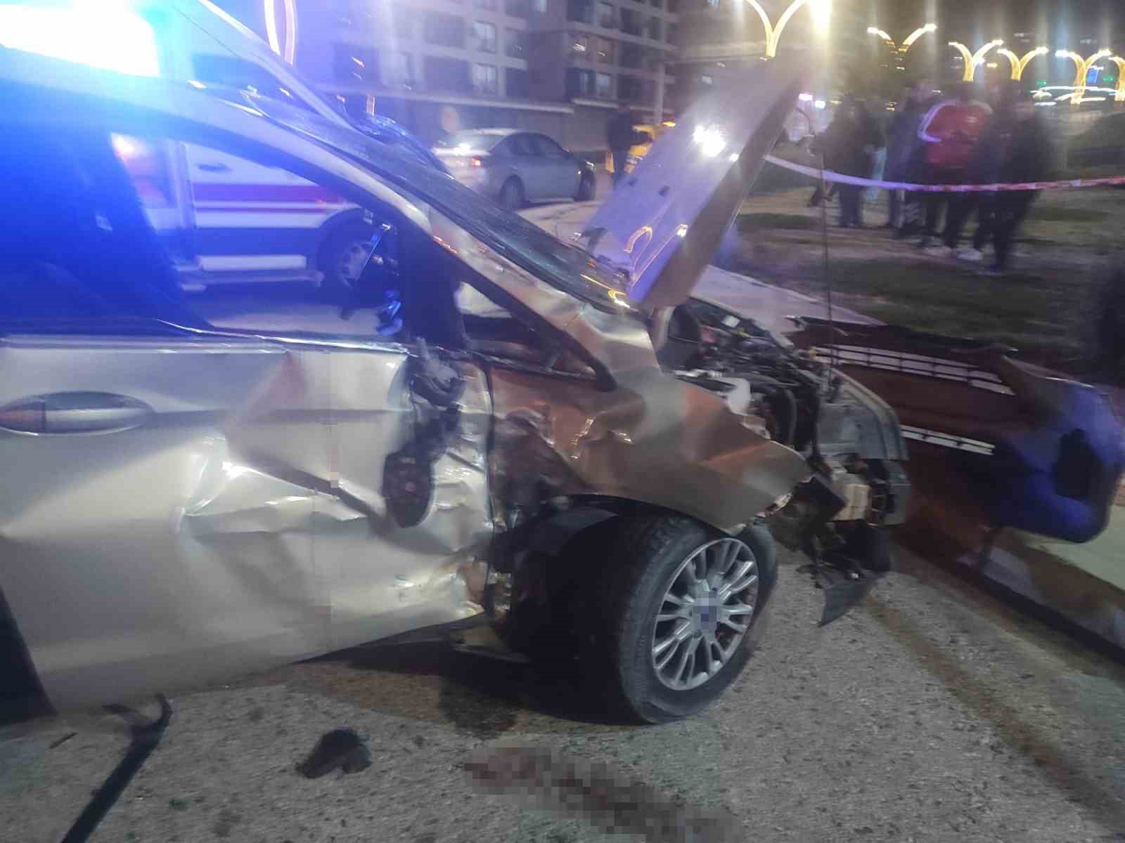 İzmir’de motosiklet ile otomobil çarpıştı: 1 ölü, 2 yaralı
